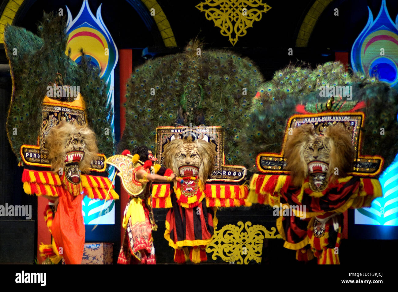 Ponorogo, Indonesia. 8th Oct, 2015. Dancers perform Reog Ponorogo during National Reog Ponorogo Festival in Ponorogo, East Java, Indonesia, Oct. 8, 2015. Reog Ponorogo festival is celebrated every year with a kind of dance performance that demonstrates physical strength and extravagant lion-peafowl masks and costumes. © Kurniawan/Xinhua/Alamy Live News Stock Photo