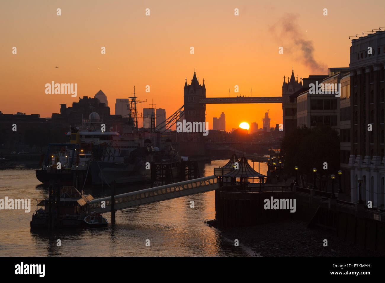 London, UK. 9th October, 2015. UK weather, London, 9th October 2015. Tower Bridge is silhouetted against a beautiful sunrise. Credit:  Patricia Phillips/Alamy Live News Stock Photo