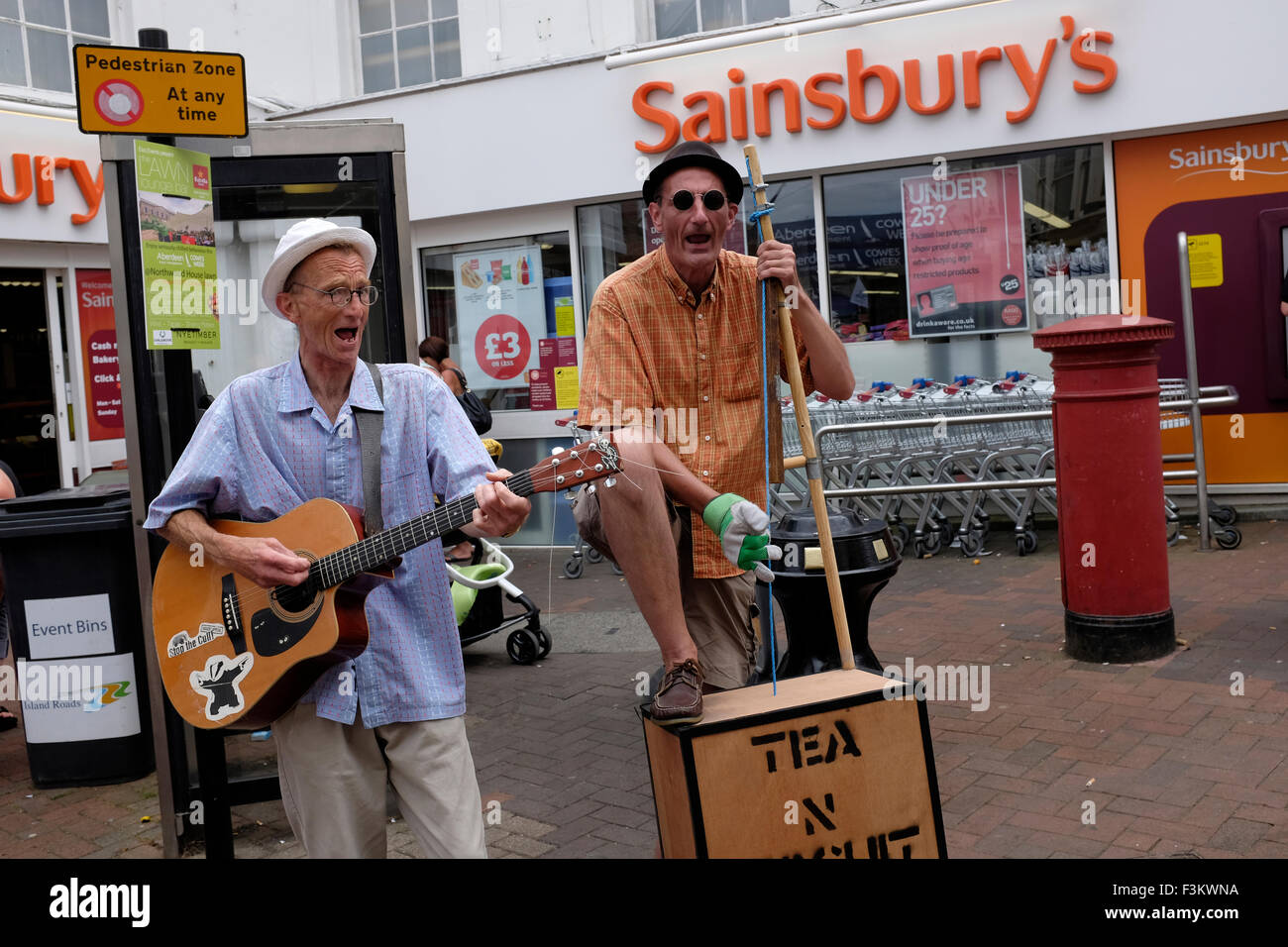 Cowes Week, 2015, Isle of Wight buskers skiffle band Cowes Week, 2015, Isle of Wight Tiffins Sandwhich shop Yacht Racing, Shore side entertainments, Bands, Yacht Club scenes, 2015, Cowes Week, Isle of Wight, England, UK, Stock Photo