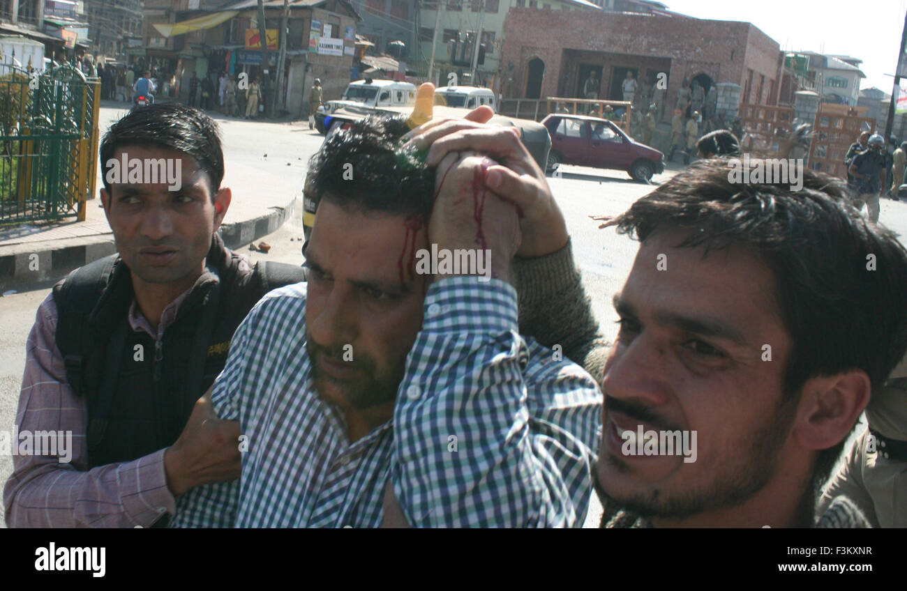 Srinagar, Kashmir. 9th October, 2015. Srinagar, Indian Administered  Kashmir:09 October colleagues helps A Video journalist Firdous Ahmad of  News X among two injured in Nowhatta clashes during a protest .in down town