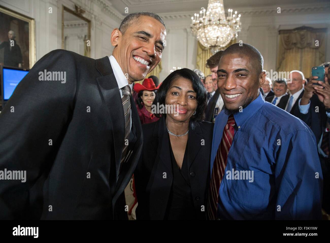 Washington DC, USA. 7th October, 2015. U.S. President Barack Obama joins Terrence Wise of Fight for $15, and his mother Joann for a selfie following the White House Summit on Worker Voice in the East Room October 7, 2015 in Washington, DC. Stock Photo