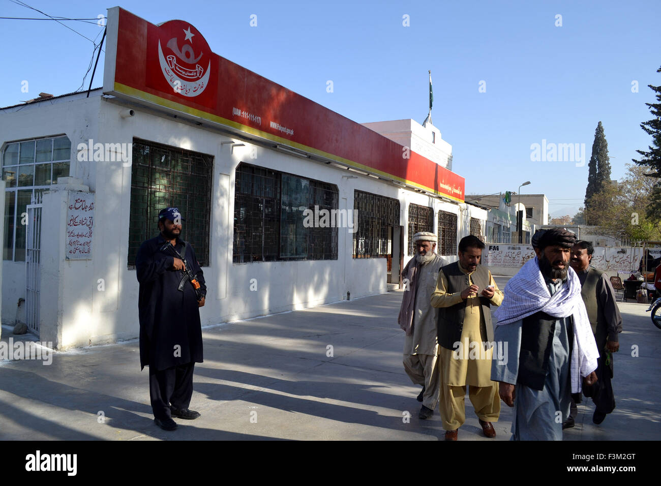 Quetta. 9th Oct, 2015. Pakistani people visit a post office on the