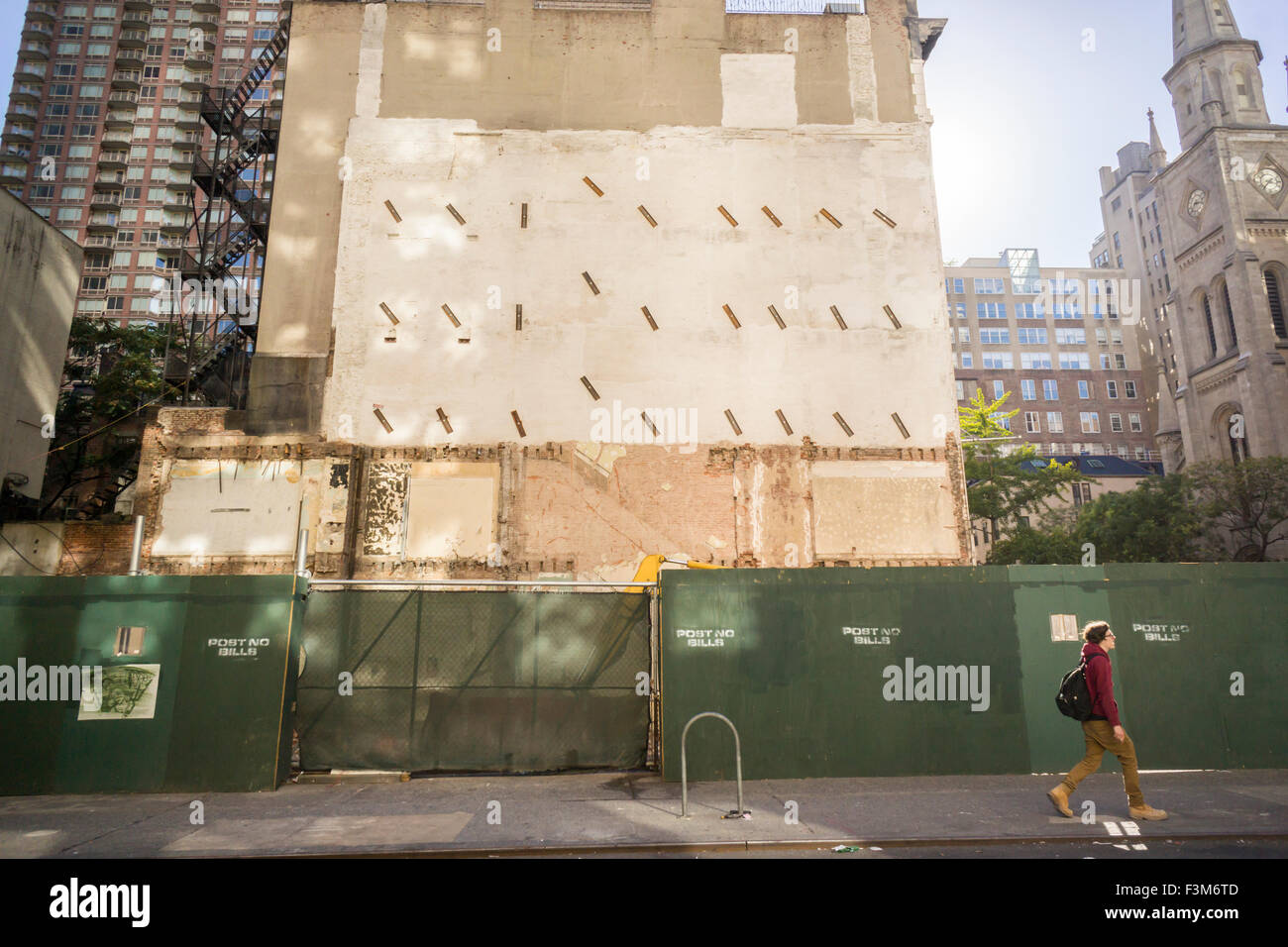 Remains of floors and rooms on a reinforced exposed wall of a building adjacent to a construction site in New York on Tuesday, October 6, 2015. (© Richard B. Levine) Stock Photo