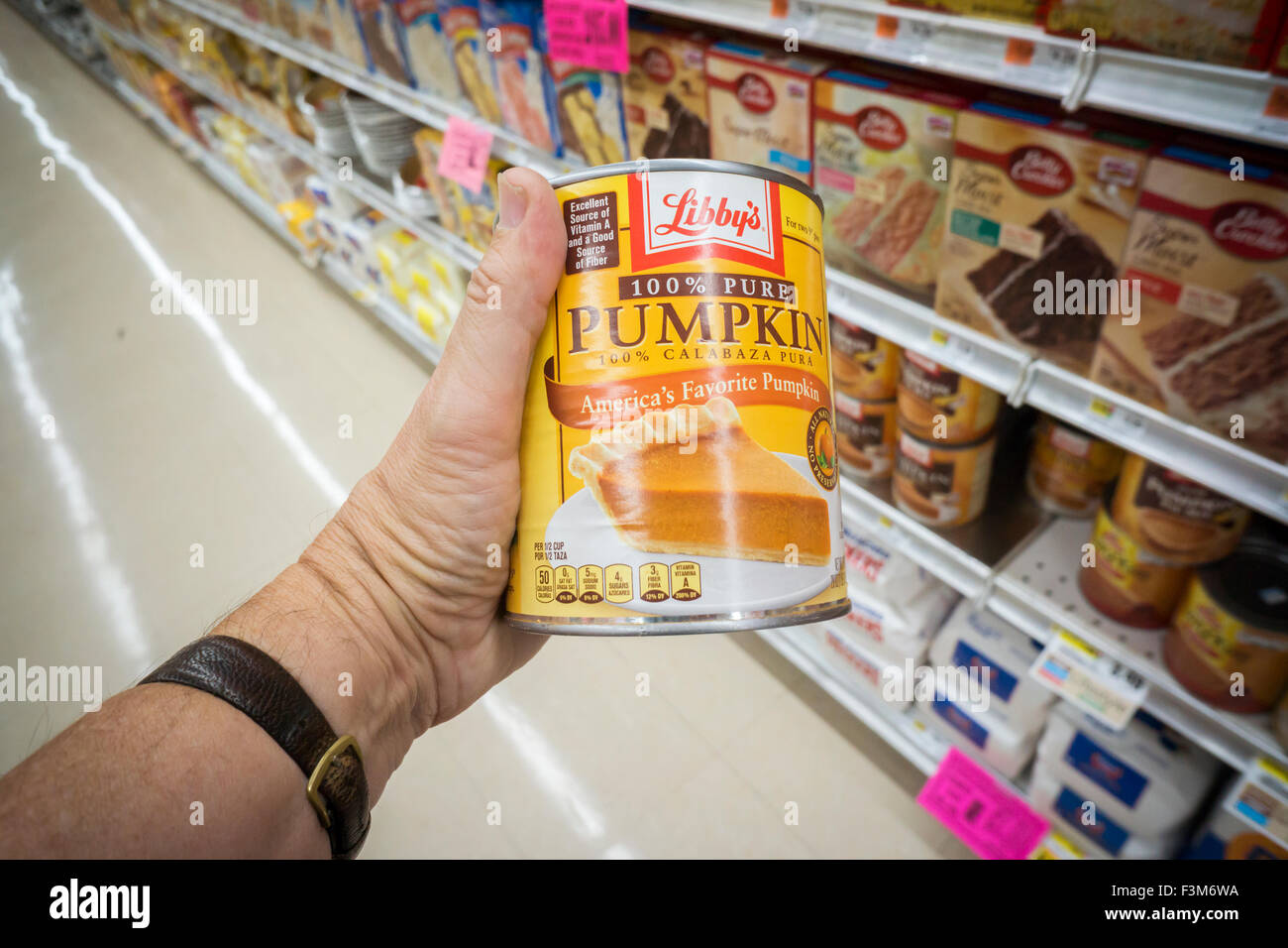 A shopper chooses a can of Libby's Pumpkin filling at a supermarket in New York on Thursday, October 8, 2015. Because of a record rainfall in Illinois the pumpkin harvest is off by about one-third. Illinois provides almost 90% of al the pumpkins canned. (© Richard B. Levine) Stock Photo