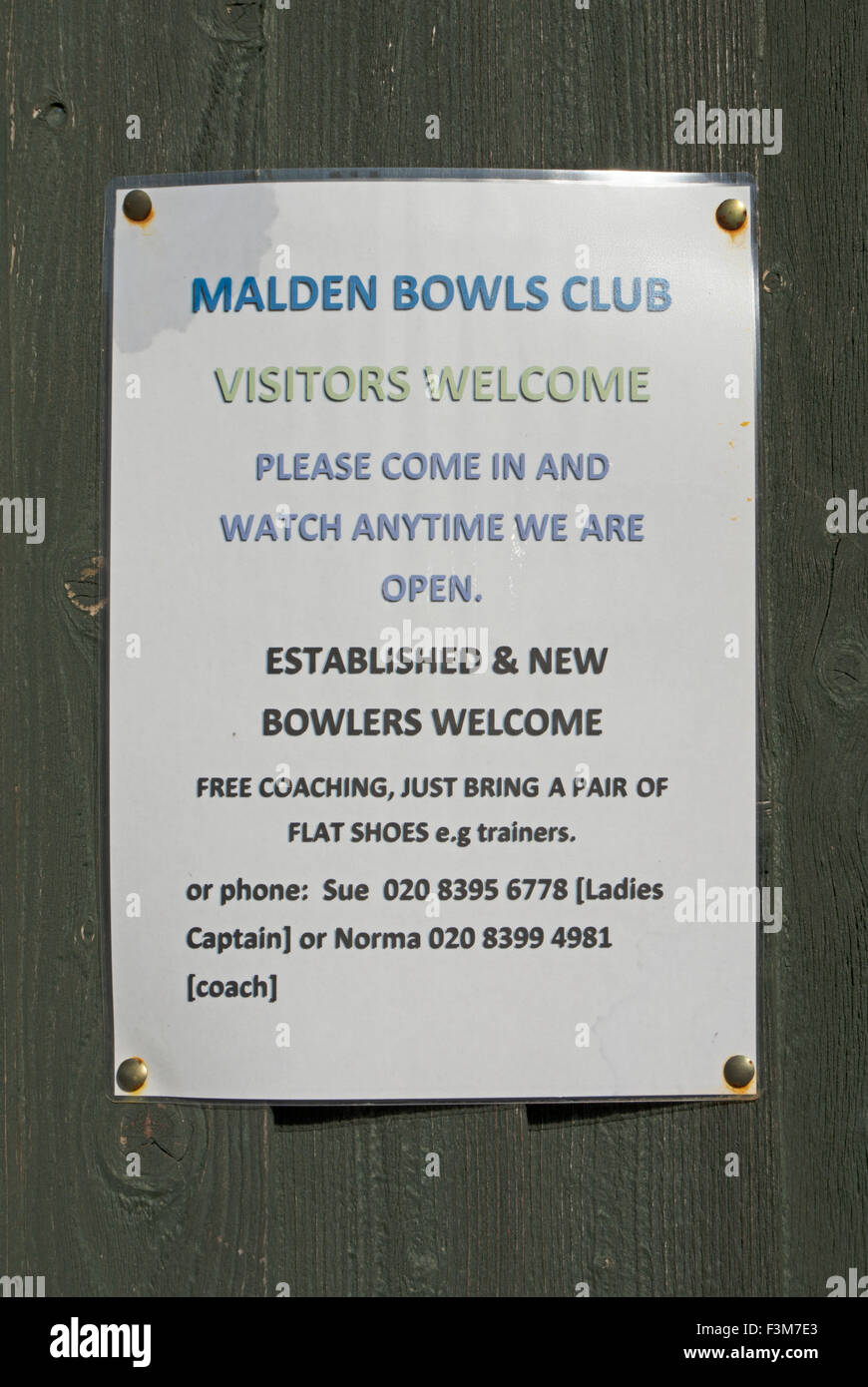 notice at malden bowling club, at the club grounds in new malden, london, england, inviting spectators and new members Stock Photo