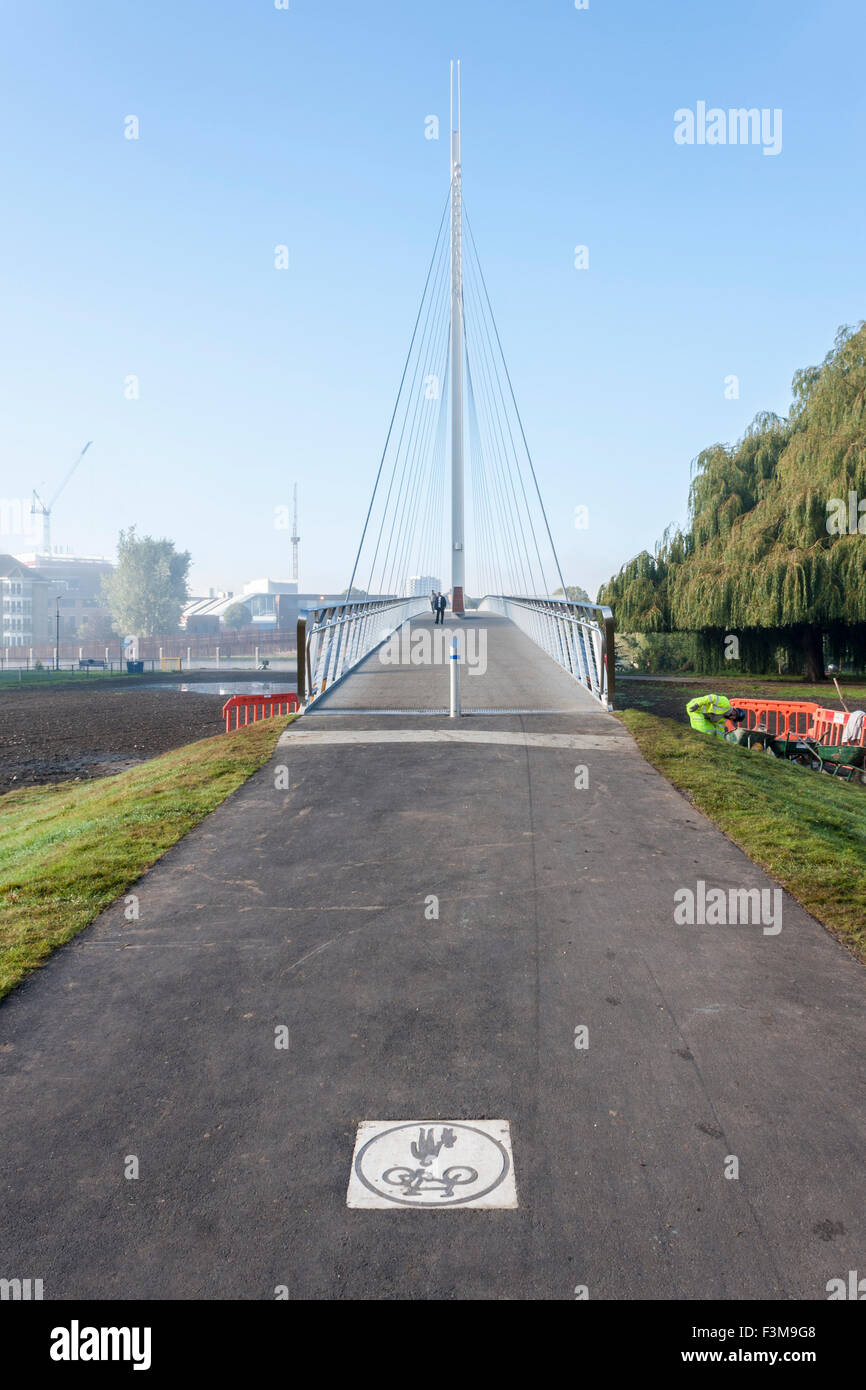 Cycle path: foot and cycle bridge over River Thames, Christchurch Bridge, Reading, Berkshire, England, GB, UK. Stock Photo