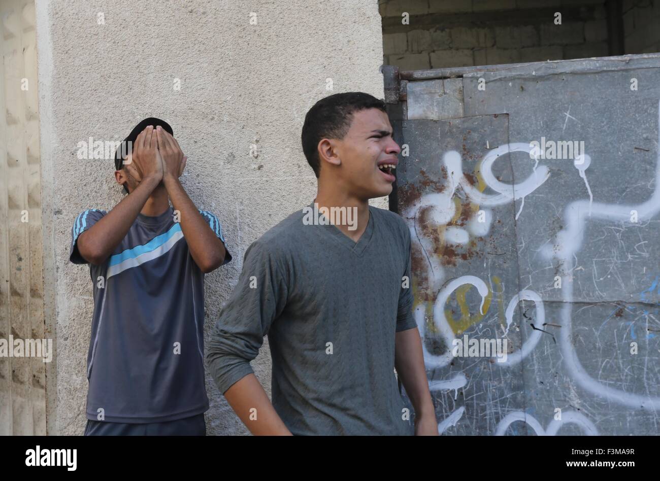 Jabalia, Gaza Strip, Palestinian Territory. 9th Oct, 2015. Relatives mourn during the funeral of 20-year-old Abul Rahman al-Whedi in Jabalia in the northern Gaza Strip, October 9, 2015. A week of violence between Israelis and Palestinians spread to the Gaza Strip, with Israeli troops killing six people in clashes on the border and Islamist movement Hamas calling for more unrest Credit:  Mohammed Asad/APA Images/ZUMA Wire/Alamy Live News Stock Photo