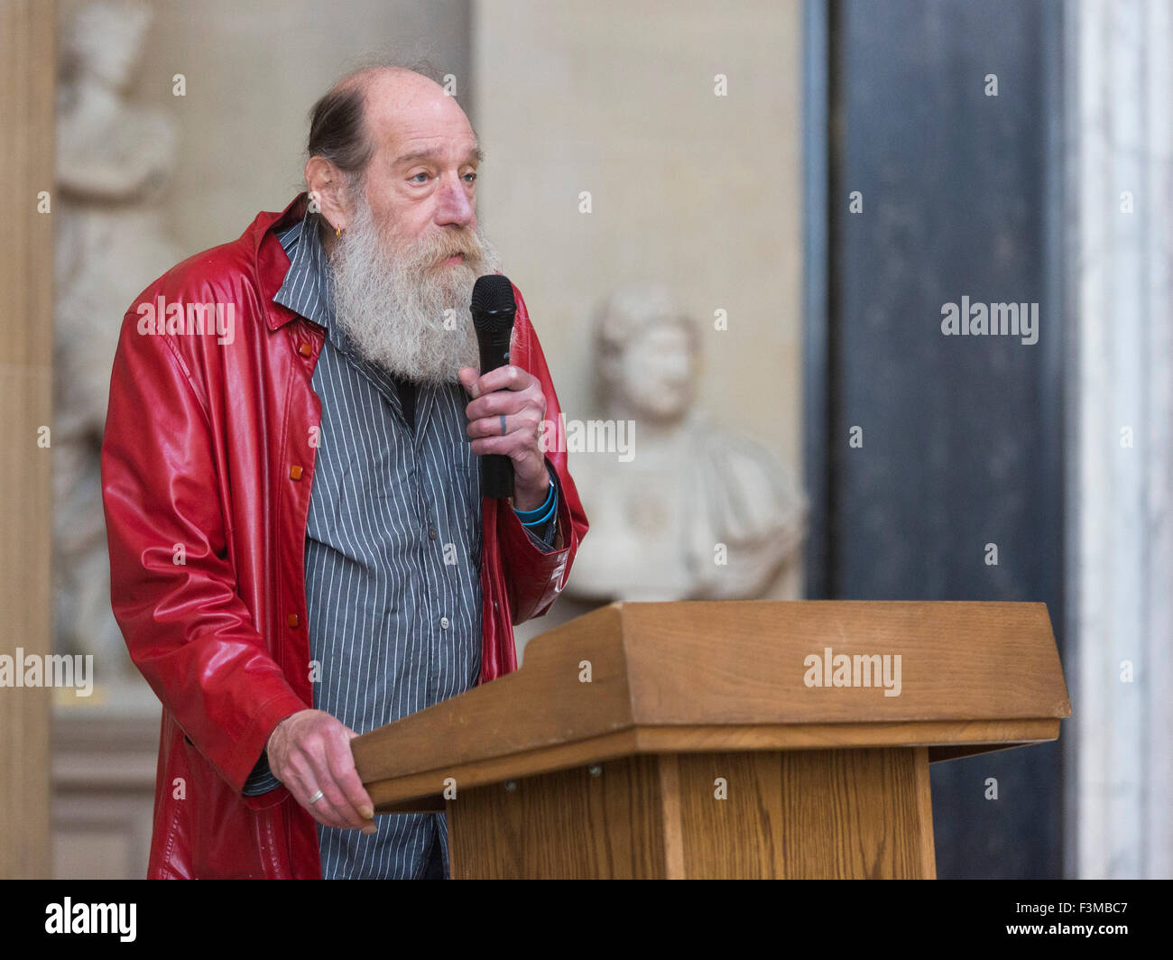 Woodstock, Oxfordshire, UK. 09/10/2015. Pictured: artist Lawrence Weiner. The exhibition 'Within a Realm of Distance', Lawrence Weiner at Blenheim Palace opens on 10 October and runs until 20 December 2015. Stock Photo