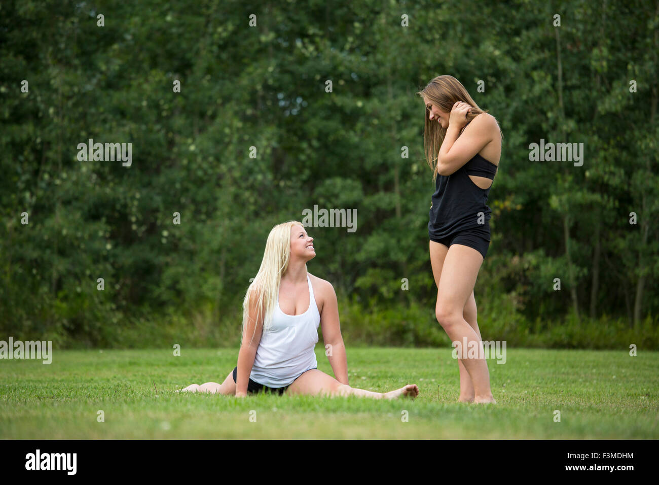 Gymnast doing splits hires stock photography and images Alamy