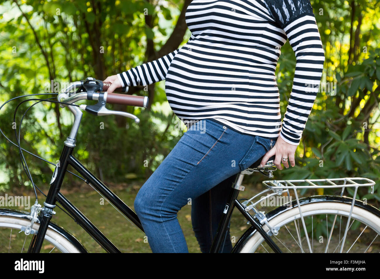 Велосипед для беременных. Беременность и вождение автомобиля. Ездить беременной. Женщина сидит в миниэлектромобиле фото. Женщина за рулем.