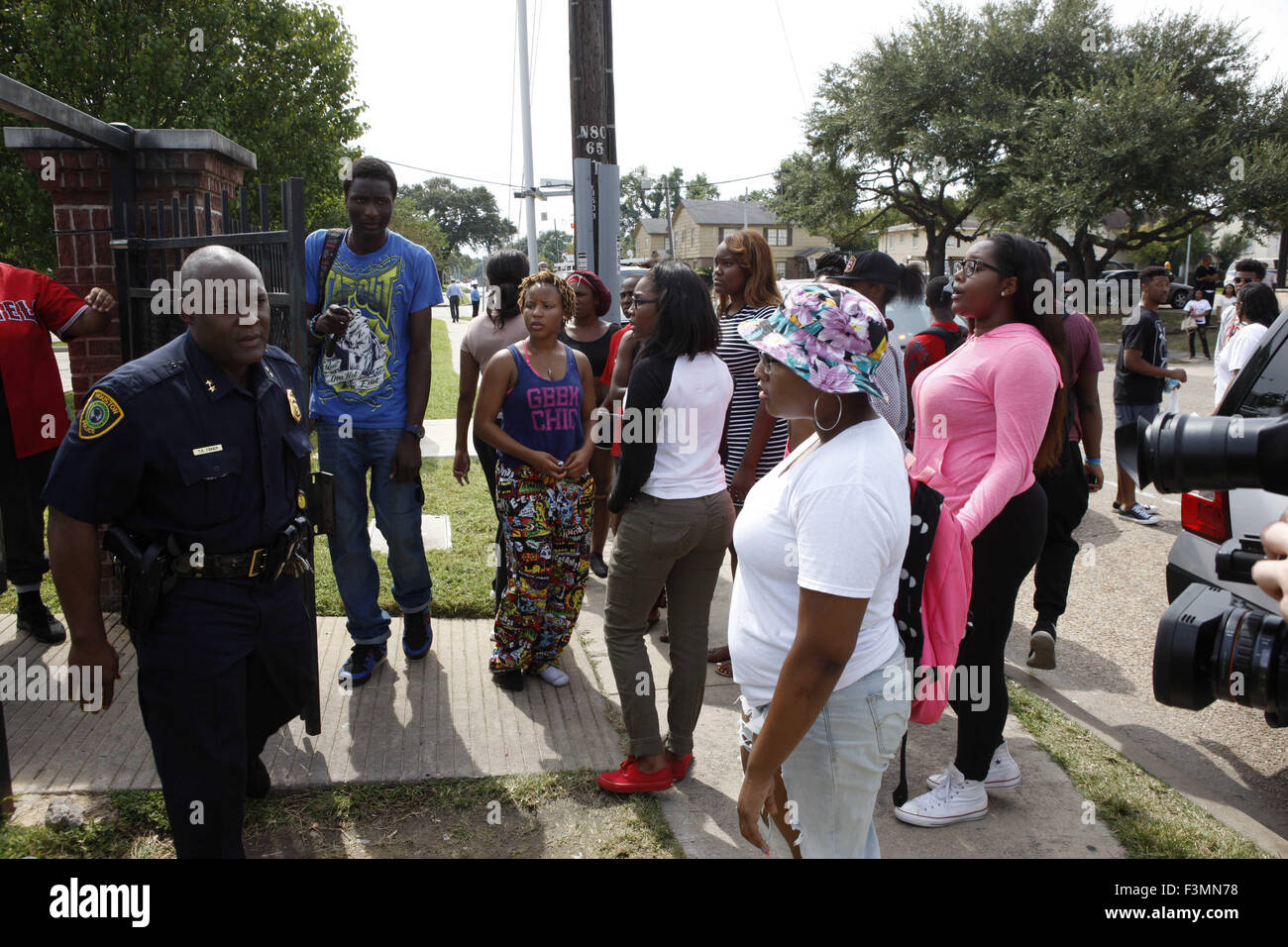 Houston, USA. 9th Oct, 2015. Students wait for information oustide a student housing complex where a shooting took place in Texas Southern University in Houston, the United States, on Oct. 9, 2015. One person was killed and another wounded in the shooting on Friday. Credit:  Song Qiong/Xinhua/Alamy Live News Stock Photo