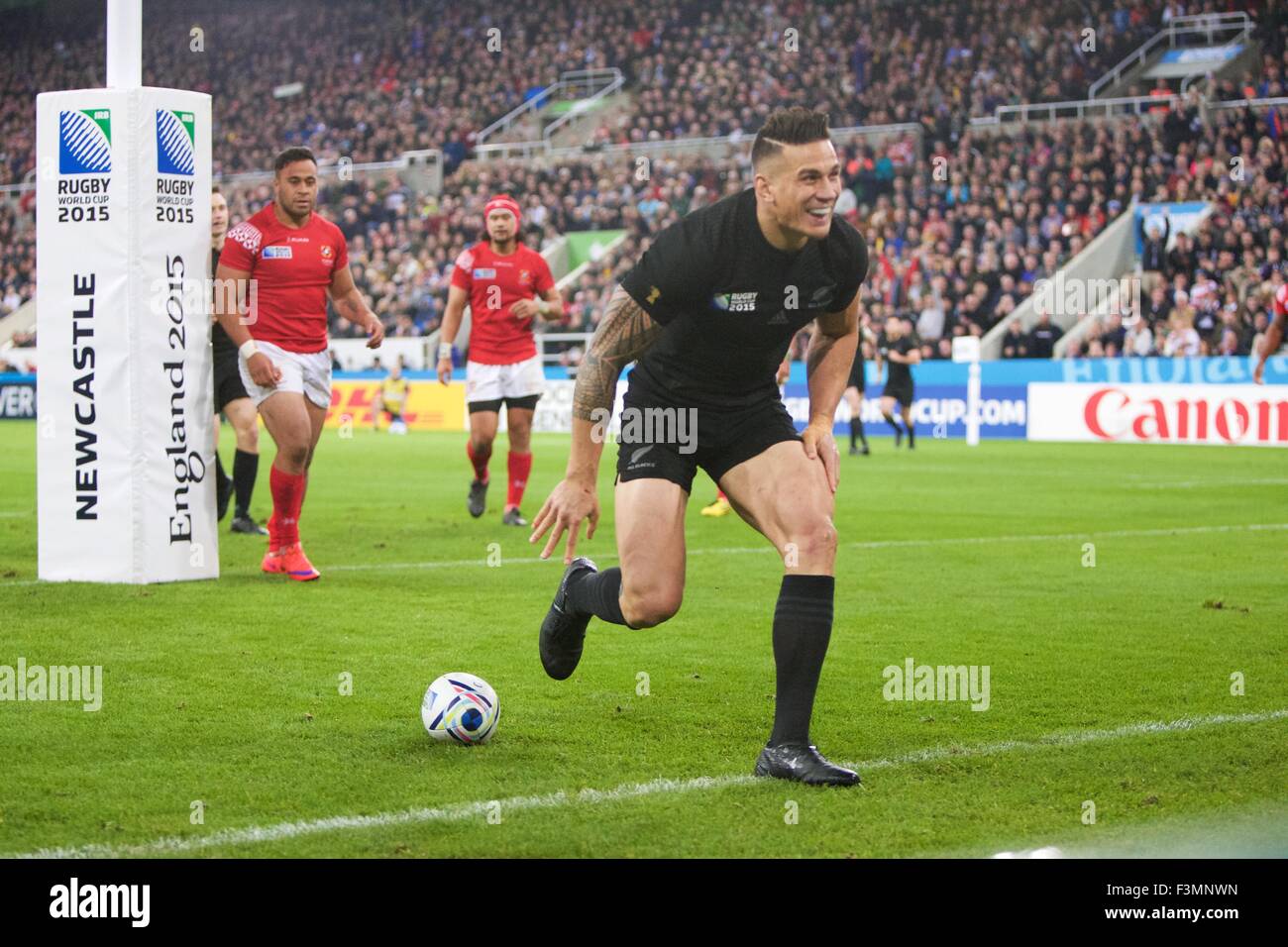 St James Park, Newcastle, UK. 09th Oct, 2015. Rugby World Cup. New Zealand versus Tonga. New Zealand All Black centre Sonny Bill Williams scores a try. Credit:  Action Plus Sports/Alamy Live News Stock Photo