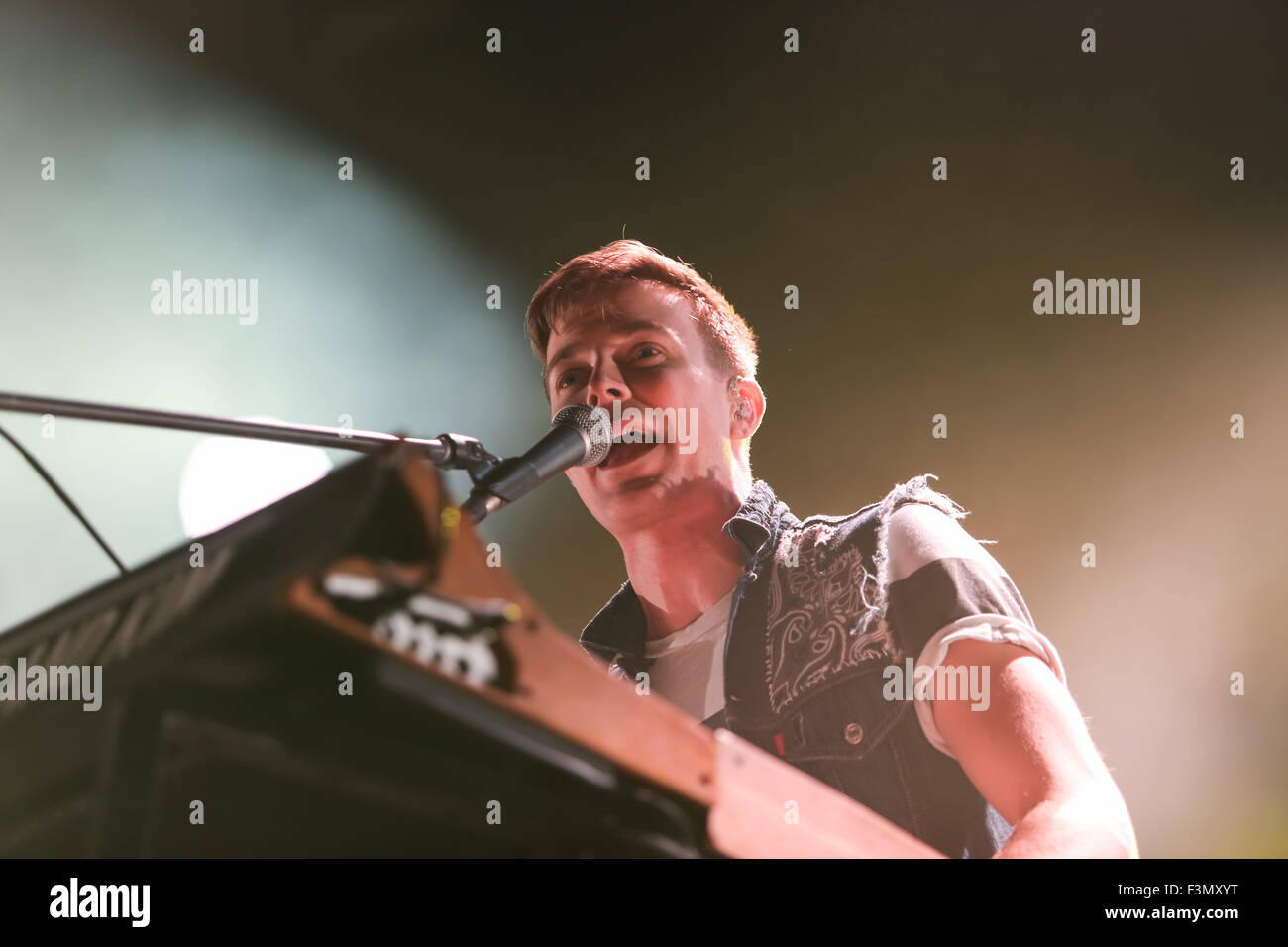 Manchester, UK. 9th October, 2015. Matt & Kim perform live at Manchester Arena supporting Fall