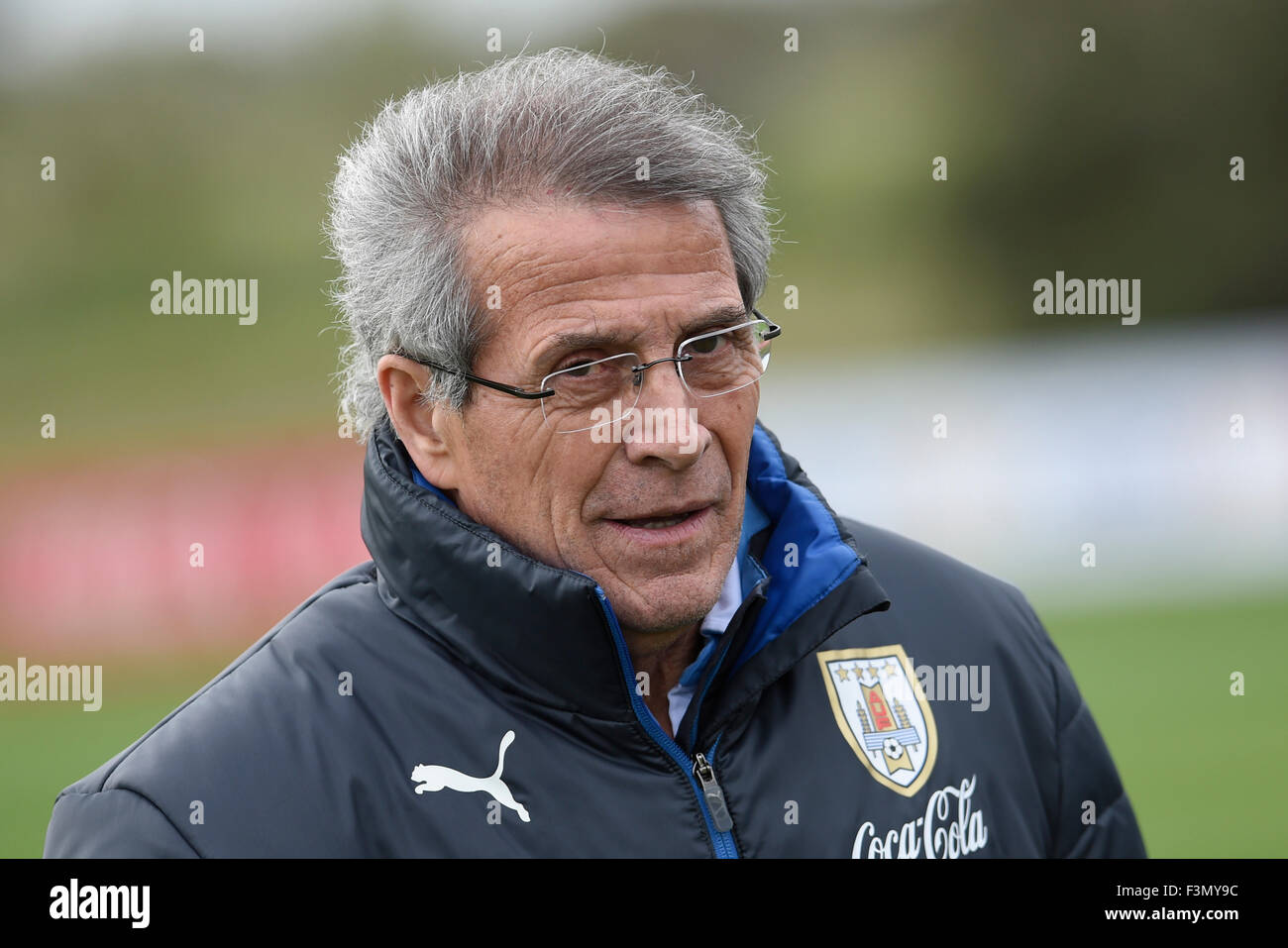 Canelones, Uruguay. 9th Oct, 2015. Oscar Washington Tabarez, head coach of Uruguay's national soccer team, attends a training session in Canelones, Uruguay, on Oct. 9, 2015. Uruguay will face Colombia on Oct. 13 in a qualification match of the FIFA Russia 2018 World Cup. © Nicolas Celaya/Xinhua/Alamy Live News Stock Photo