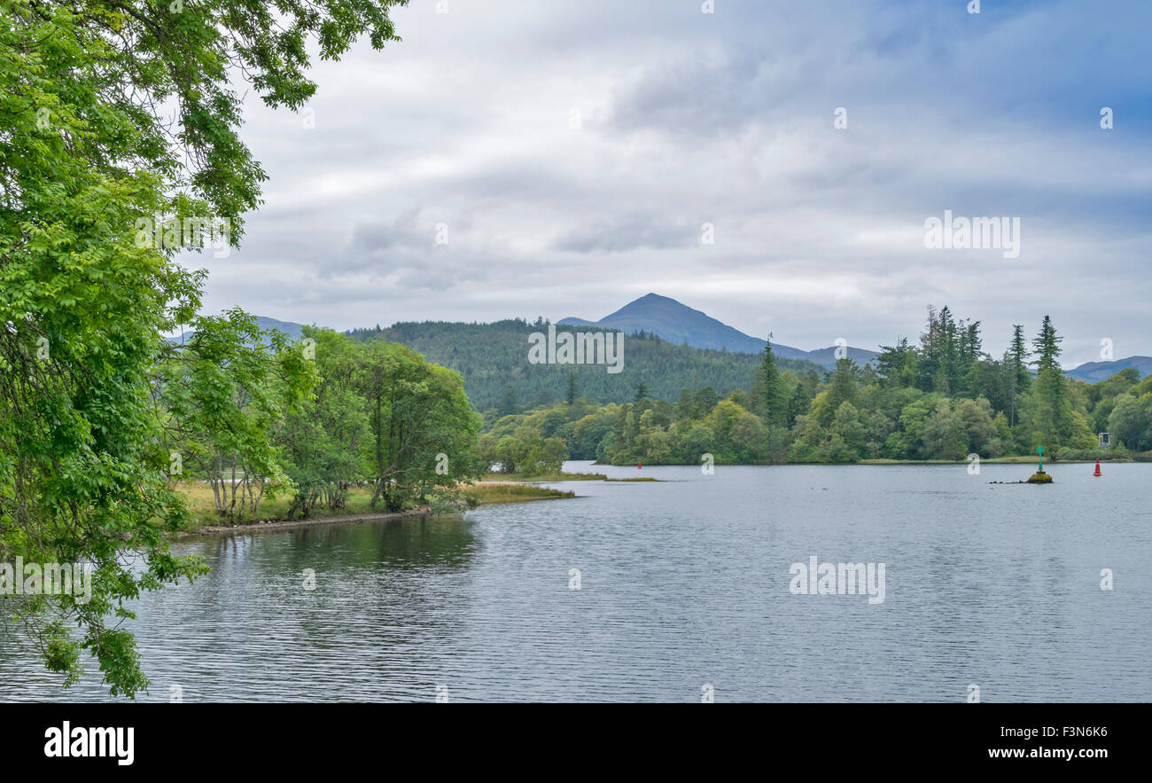 GREAT GLEN WAY OR TRAIL LAGGAN TO FORT AUGUSTUS SCOTLAND NAVIGATION POSTS IN LOCH OICH Stock Photo