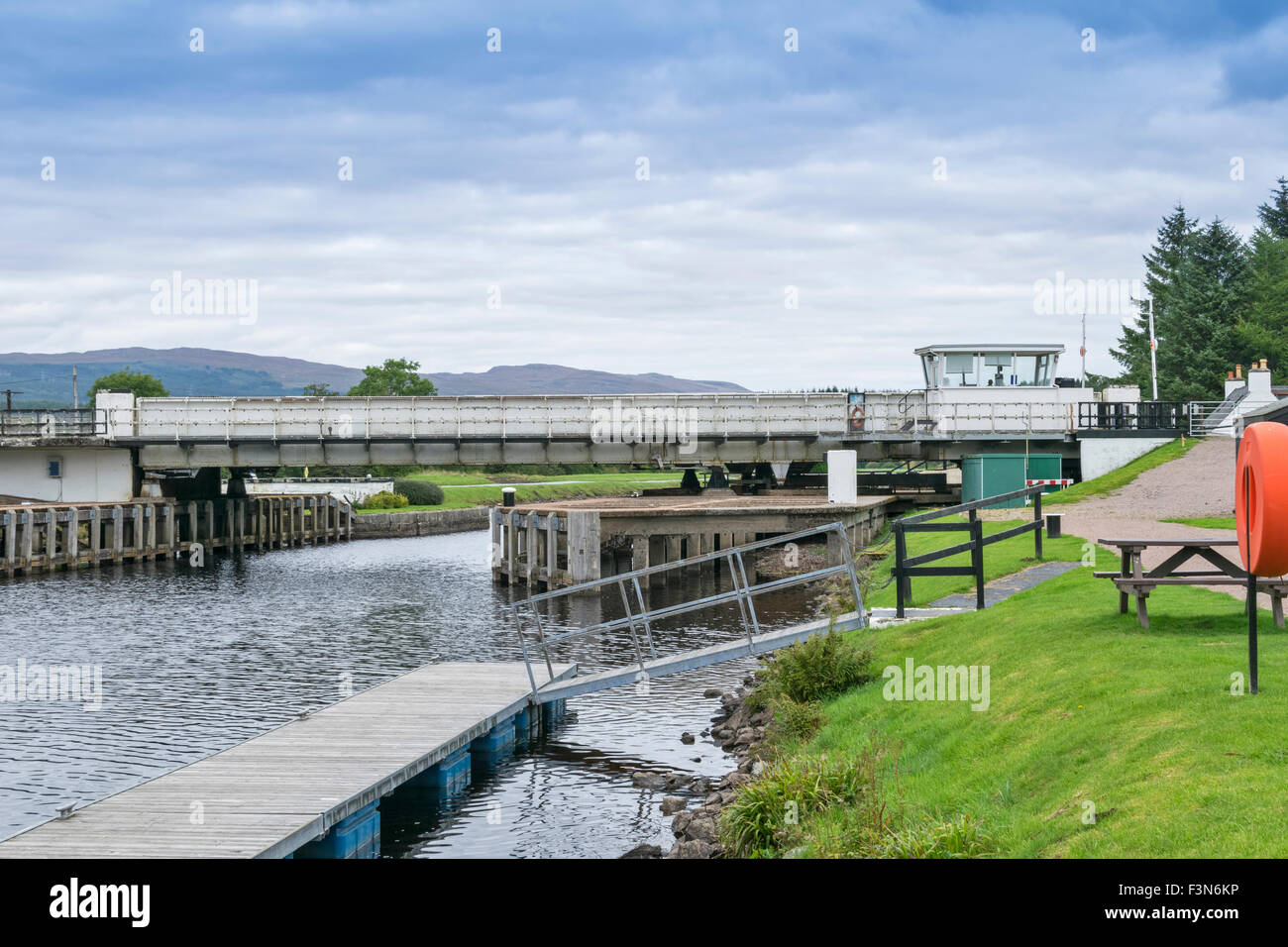 GREAT GLEN WAY OR TRAIL LAGGAN TO FORT AUGUSTUS SCOTLAND THE  ABERCHALDER SWING BRIDGE OVER THE CALEDONIAN CANAL Stock Photo