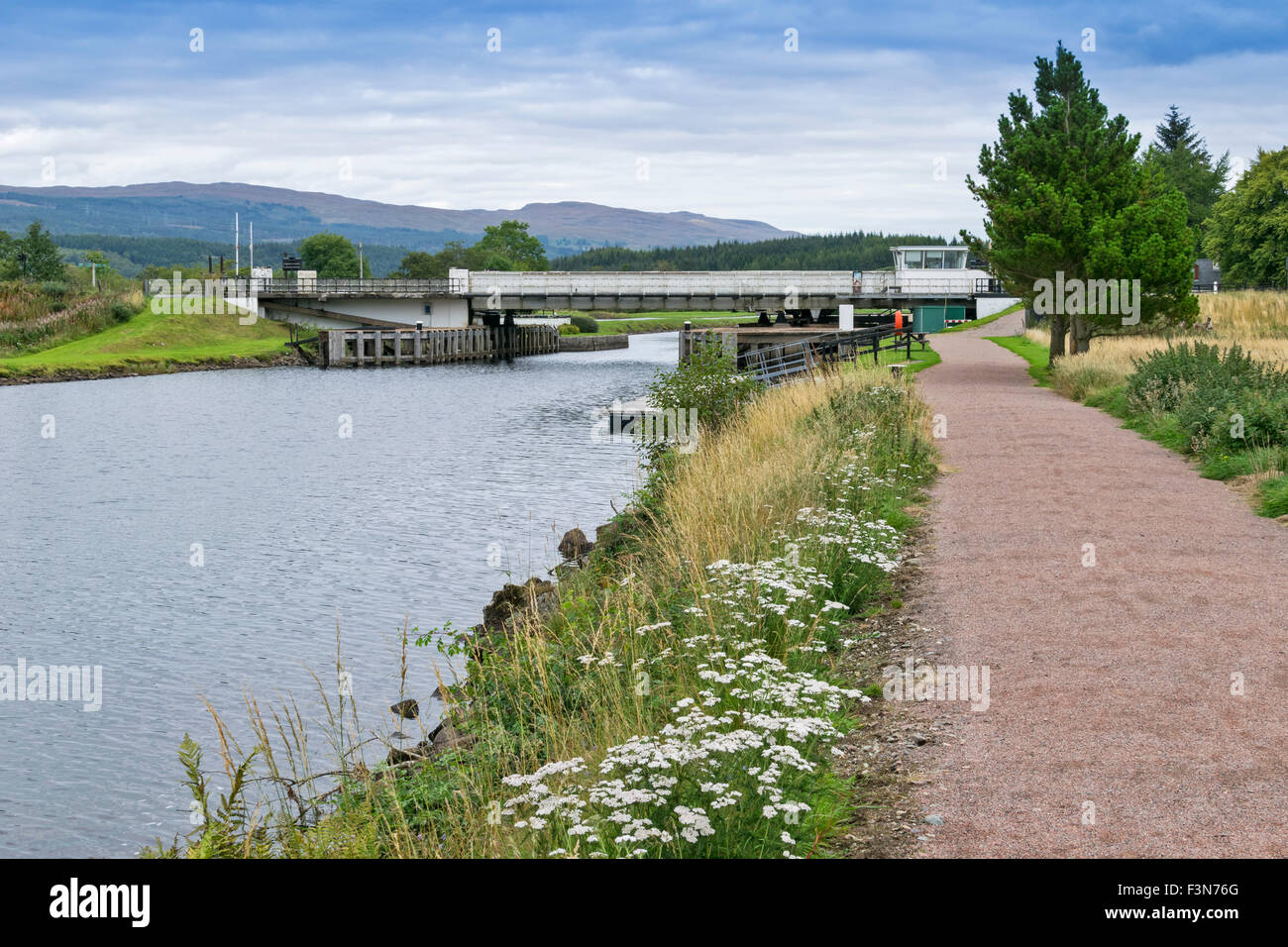 GREAT GLEN WAY OR TRAIL LAGGAN TO FORT AUGUSTUS SCOTLAND THE A82 ROAD AND ABERCHALDER SWING BRIDGE OVER THE CALEDONIAN CANAL Stock Photo