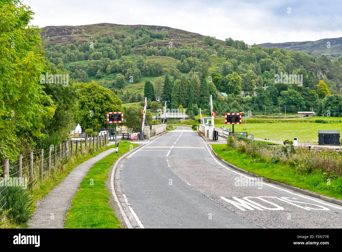 GREAT GLEN WAY OR TRAIL SCOTLAND APPROACH ROAD A82 TO THE SWING BRIDGE OVER THE CALEDONIAN CANAL AT ABERCHALDER Stock Photo