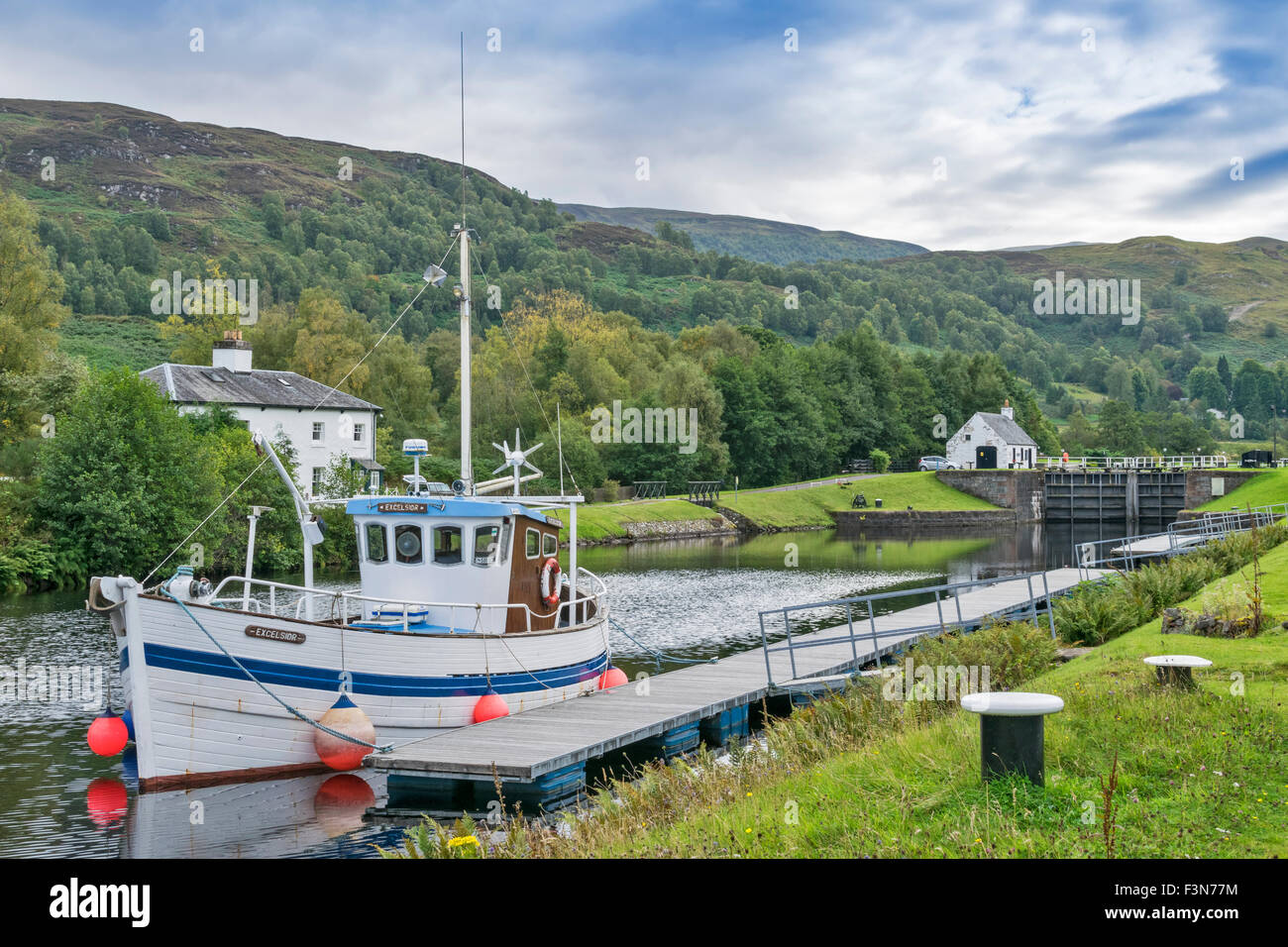 GREAT GLEN WAY OR TRAIL SCOTLAND BOAT MOORED AT CULLOCHY LOCK THE CALEDONIAN CANAL LOOKING TOWARDS LAGGAN Stock Photo