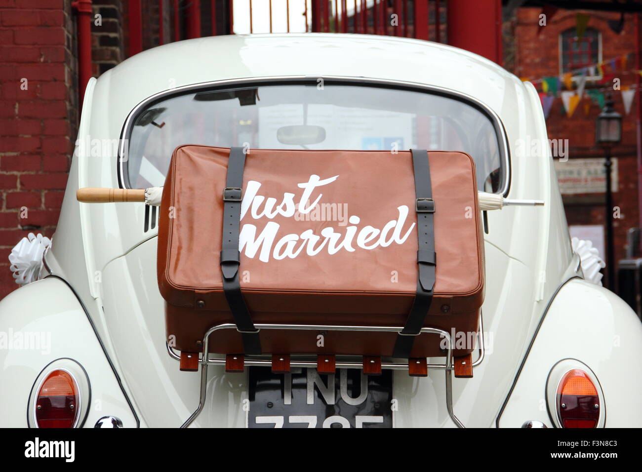 Just married car hi-res stock photography and images - Alamy