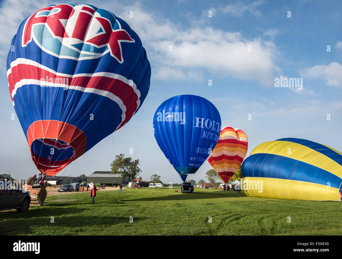 Thornton Dale, North Yorkshire, UK. 10th Oct, 2015. Saturday 10th, October 2015. Pilots Duncan Lambert and Alex Smith and Graham Holtam prepare to take off from High Grundon farm, Thornton Dale, North Yorkshire, UK. The Pennine Balloon club's Autumn Gold Balloon Meet.  Credit:  Richard Burdon/Alamy Live News Stock Photo