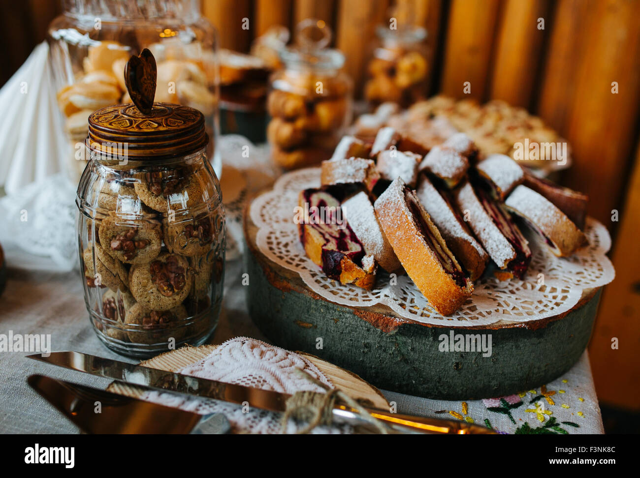 Strudel Cutter Cutter walnut hi-res stock photography and images - Alamy