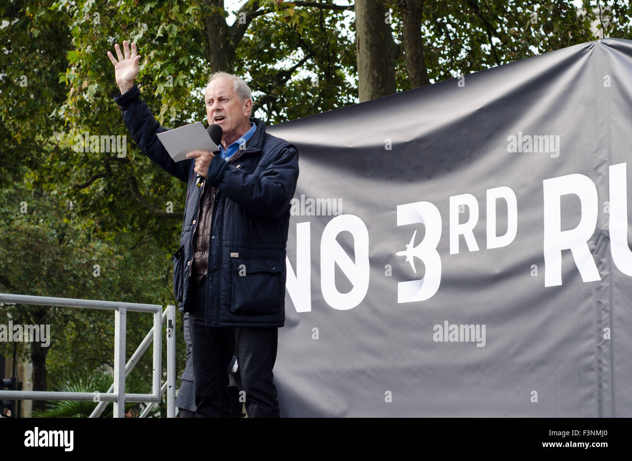 London, UK. 10th Oct, 2015. Gyles Brandreth addresses the crowd in Parliament Square, London, rallying against the proposal of a thirds runway at Heathrow Airport. Credit:  Bertie Oakes/Alamy Live News Stock Photo