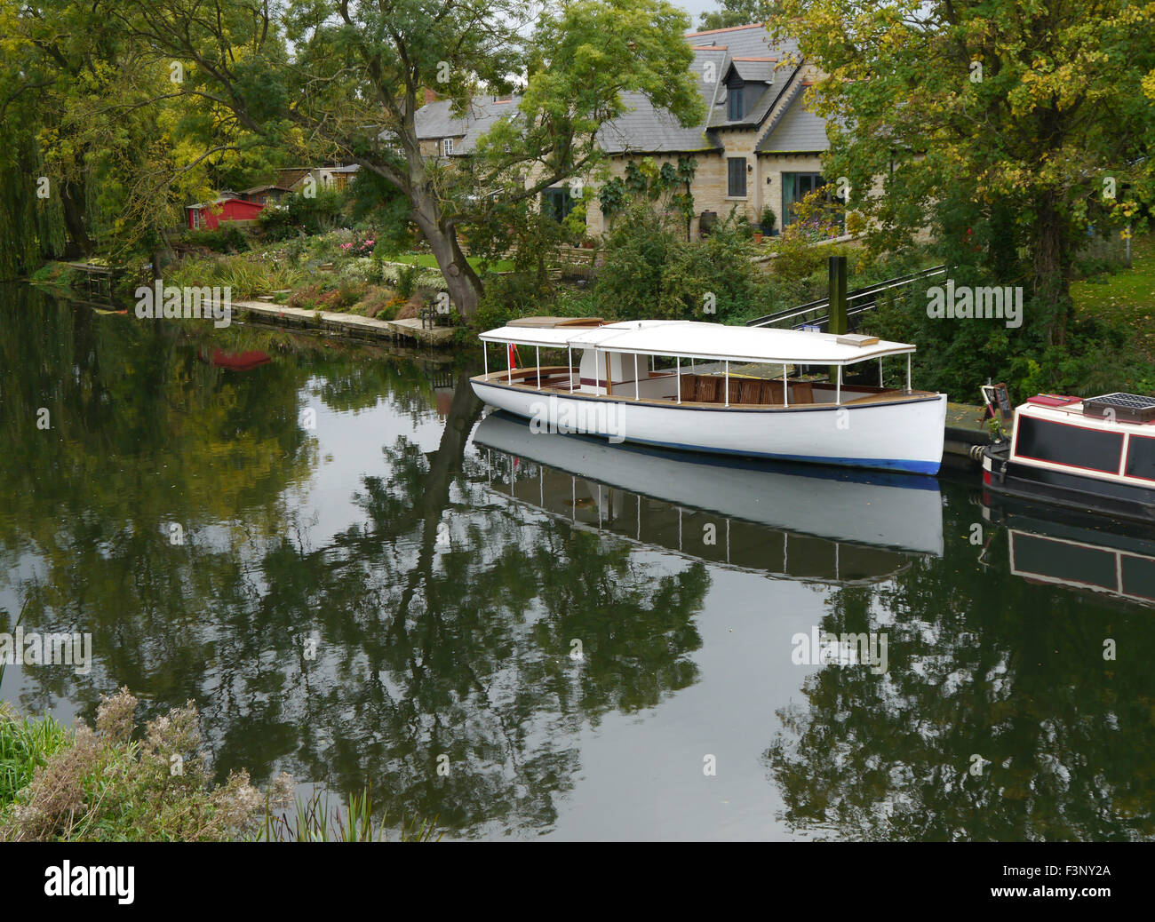 Nene valley river, UK.  October 11th 2015. Cloudy overcast light  reflections of autumn trees and boats in river. Credit: Clifford Norton/Alamy Live News Stock Photo