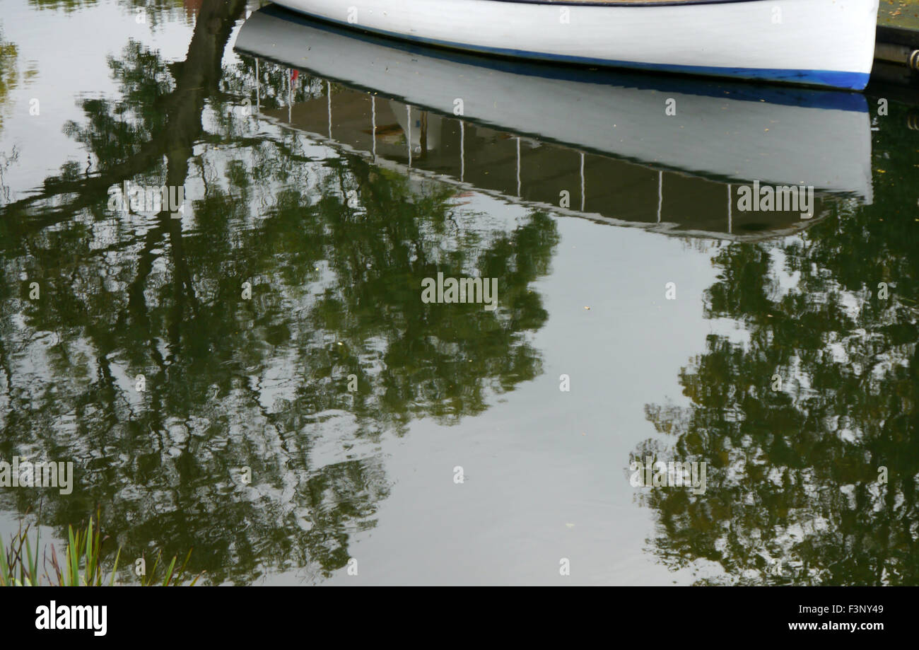 Nene valley river, UK.  October 11th 2015. Cloudy overcast light  reflections of autumn trees and boats in river. Credit: Clifford Norton/Alamy Live News Stock Photo
