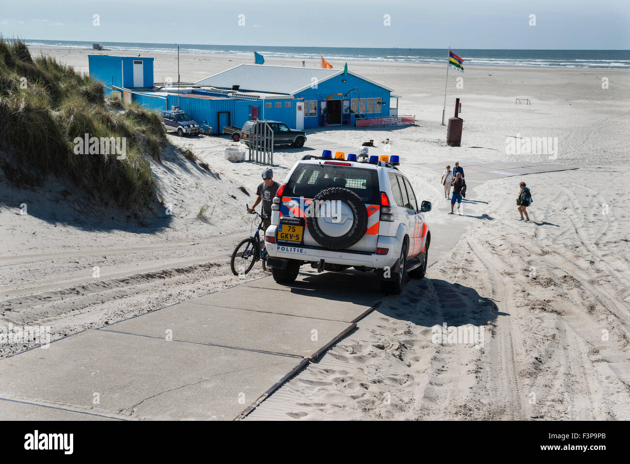 2 July, 2014 Path across the dunes to the Zandzeebar on the beach at Formerum aan Zee. The Zandzee Bar at paal 11 at the Noordz Stock Photo