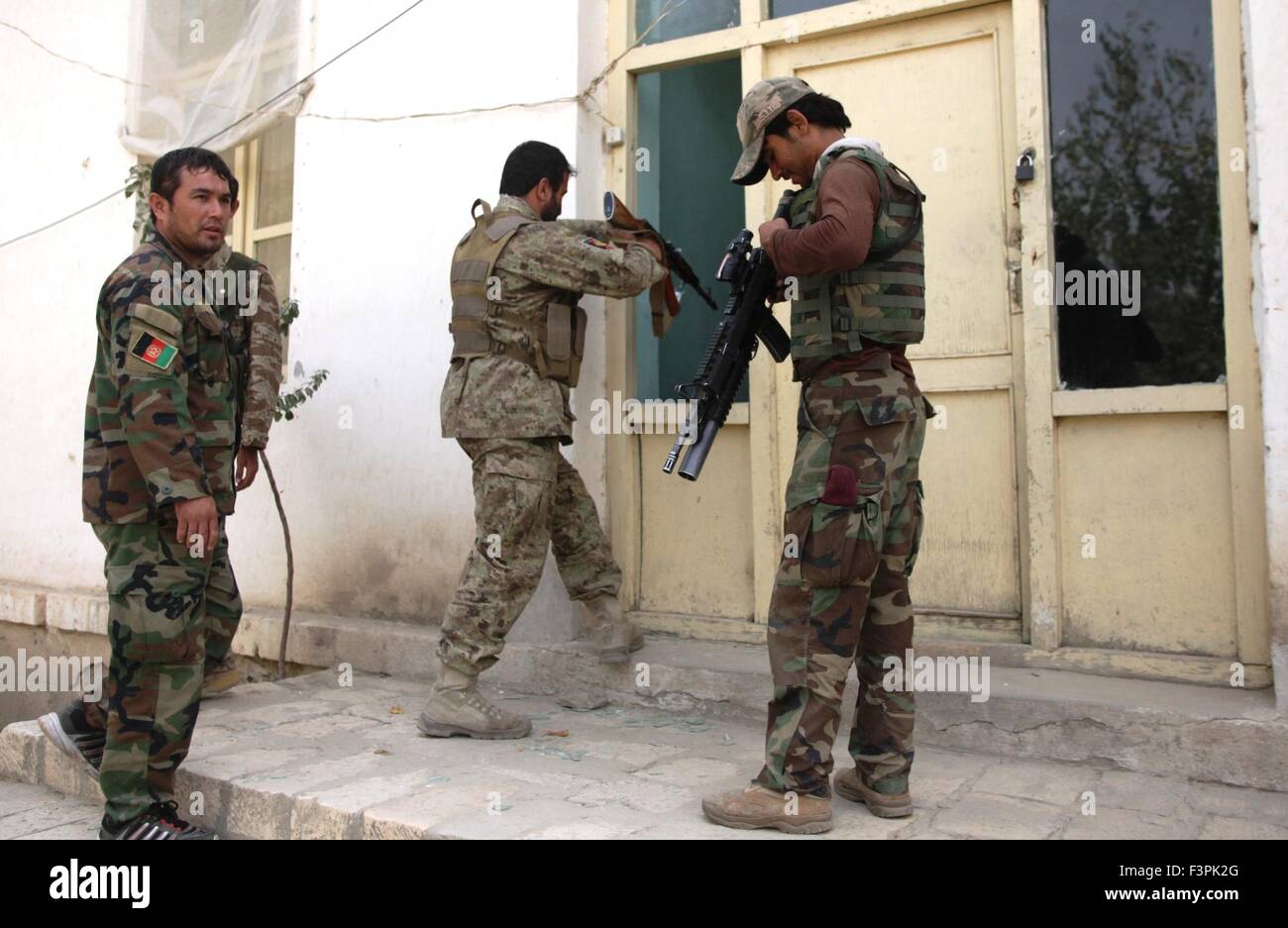 Kunduz, Afghanistan's northern Kunduz province. 11th Oct, 2015. Afghan army soldiers try to enter to a building during a military operation in Kunduz city, capital of Afghanistan's northern Kunduz province, Oct. 11, 2015. Afghan National Security Forces (ANSF) on Sunday made fresh gains against Taliban militants in Kunduz city, police said. © Omid/Xinhua/Alamy Live News Stock Photo