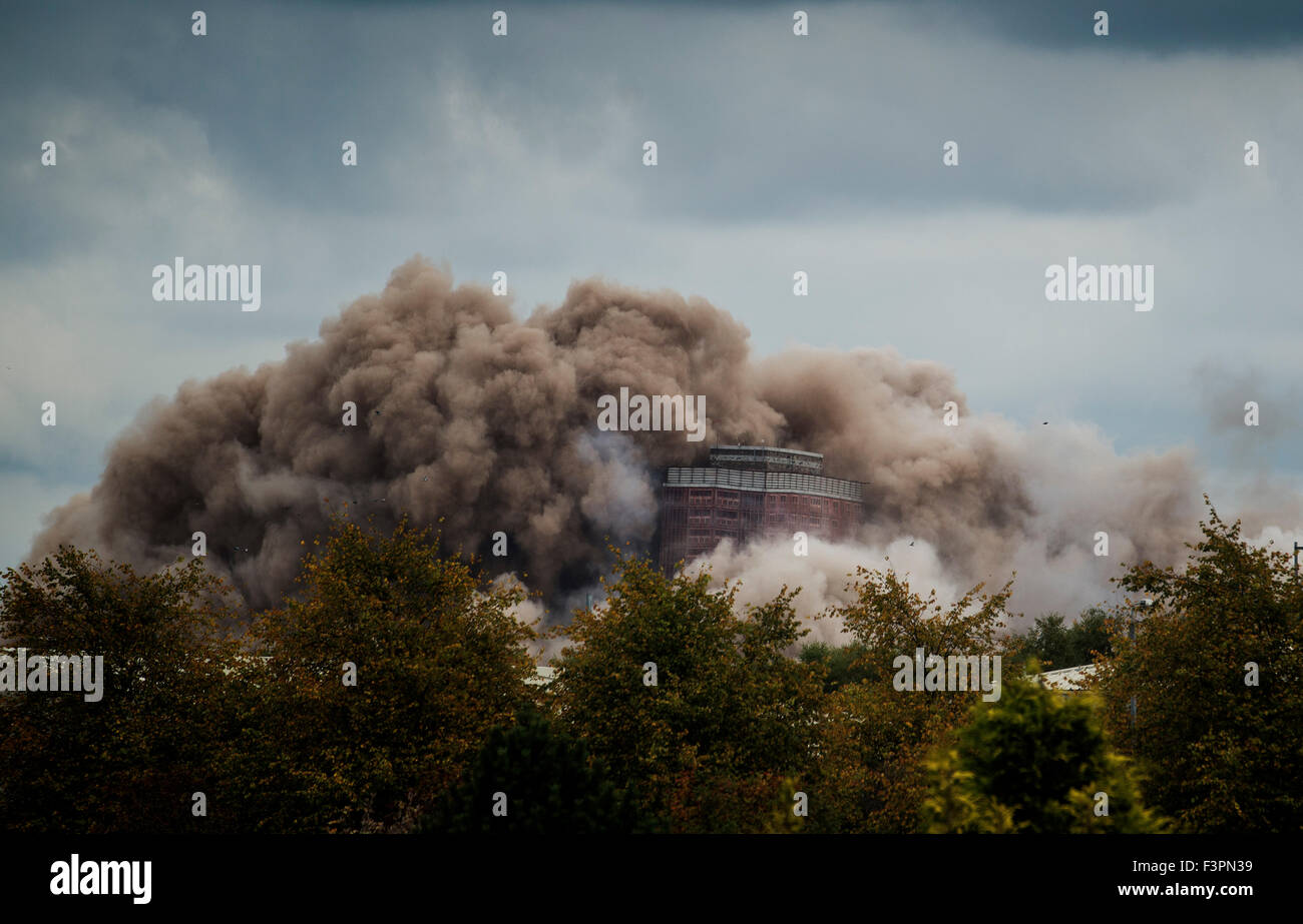 Glasgow, UK. 11th Oct, 2015. The last remaining Red Road flats are demolished in a controlled explosion on October 11, 2015 in Glasgow, Scotland. The 1960s blocks were once the tallest high rise blocks in Europe and were initially hailed as a welcome solution to Glasgows overcrowded slums. Credit:  Sam Kovak/Alamy Live News Stock Photo