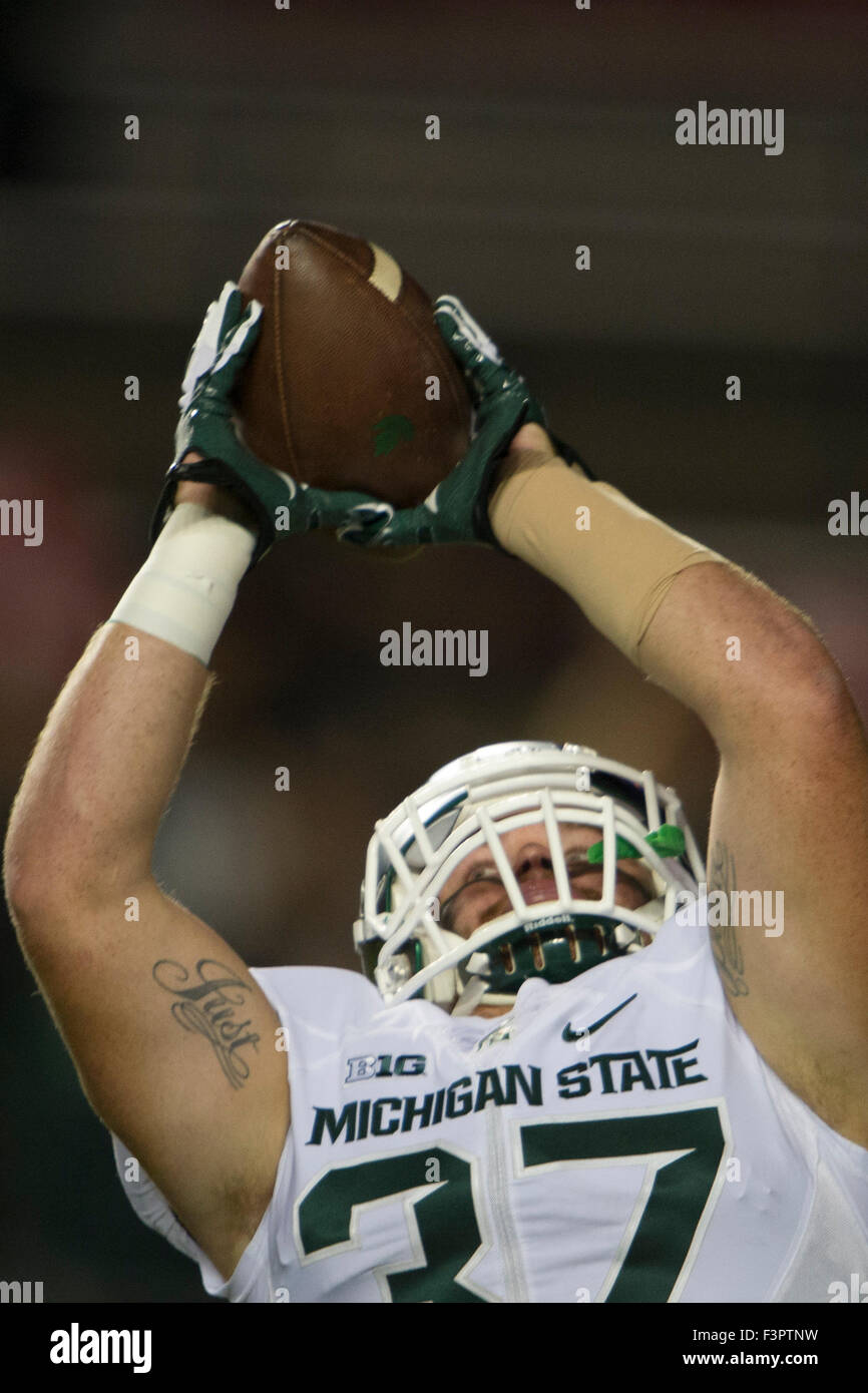 Piscataway, NJ, USA. 10th Oct, 2015. Michigan State Spartans fullback Trevon Pendleton (37) looks up at the ball as he catches a pass during warm ups during the game between The Michigan State Spartans and Rutgers Scarlet Knights at Highpoint Solutions Stadium in Piscataway, NJ. Michigan State Spartans defeats Rutgers Scarlet Knights 31-24. Mandatory Credit: Kostas Lymperopoulos/CSM, © csm/Alamy Live News Stock Photo