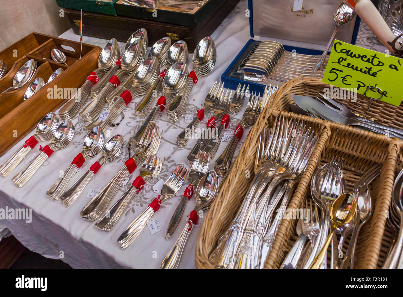 Paris, France, Silverware on Display in French Flea Market, "les Puces de  Paris Saint Ouen", Porte de Clignancourt, Antiques, Vintage Stock Photo -  Alamy