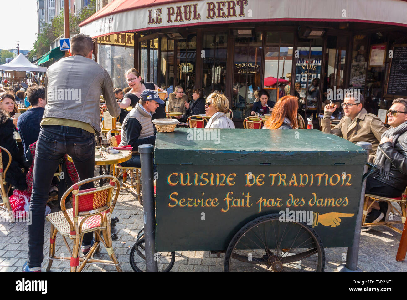 Paris, France, Crowd of People Sharing Meals in French Flea Market,  Suburbs, "les Puces de Paris Saint Ouen", Porte de Clignancourt, "Le Paul  Bert" Bistro Restaurant terrace Stock Photo - Alamy