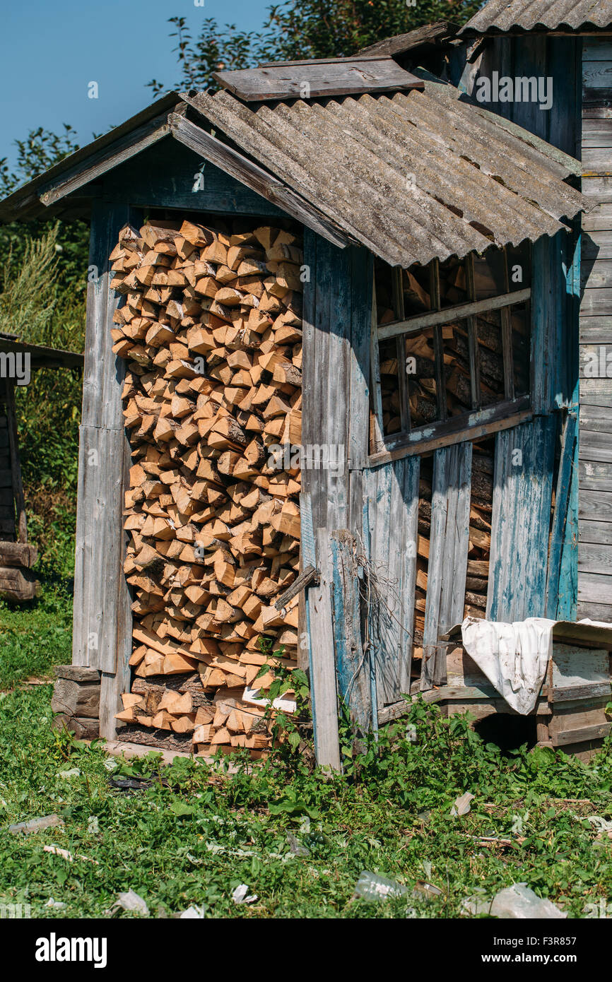 Firewood shed hi-res stock photography and images - Alamy