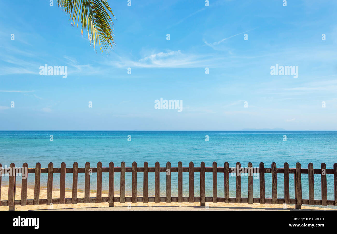 Wooden railing facing to blue ocean Stock Photo - Alamy