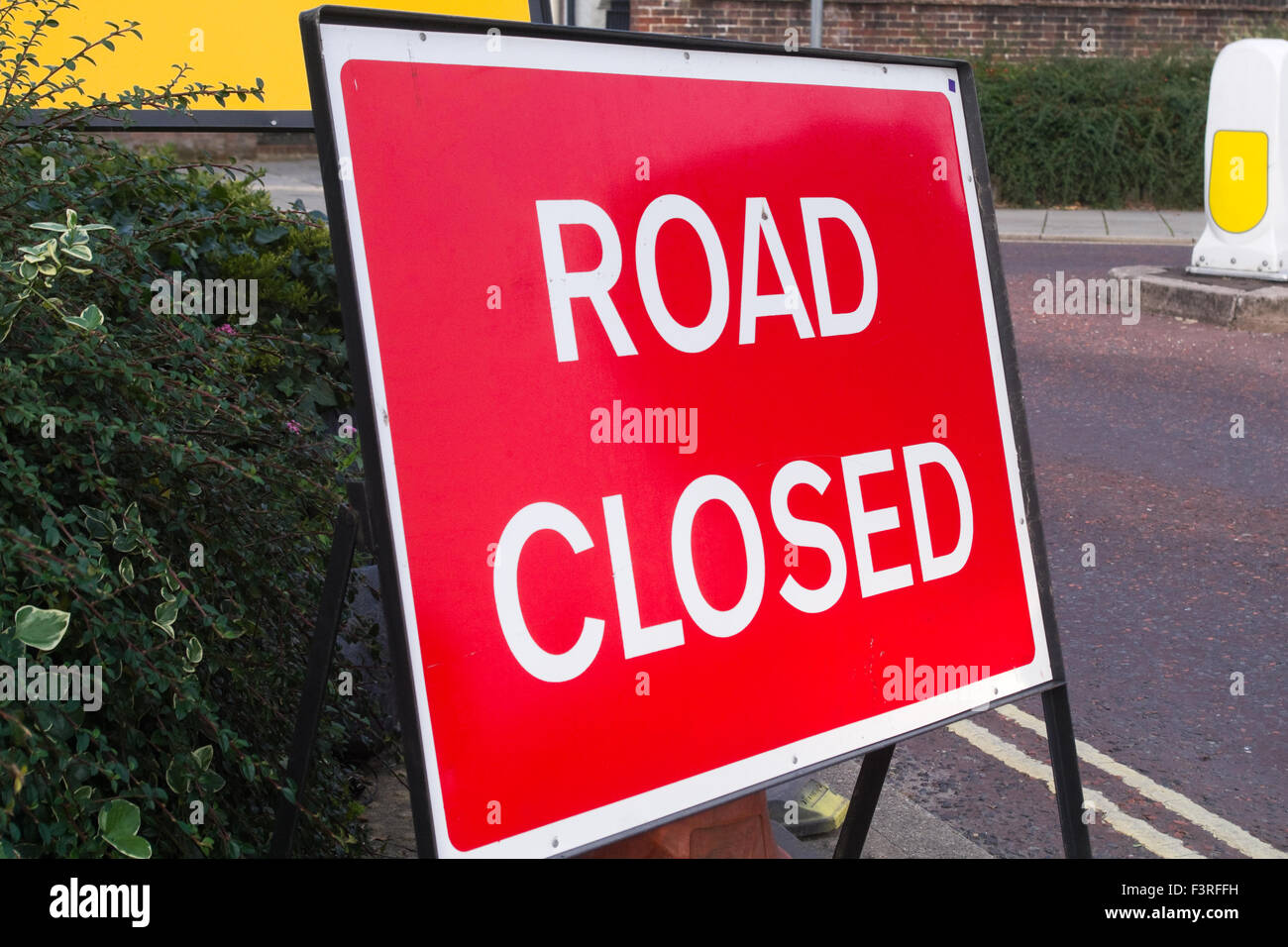 Temporary red "road closed" sign Stock Photo - Alamy
