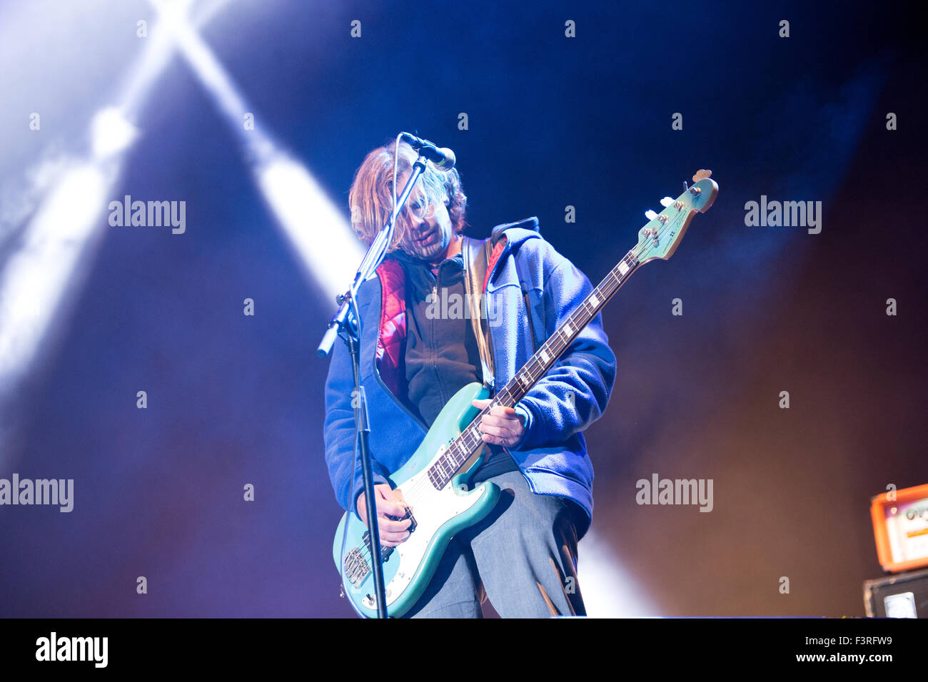 Munich, Germany. 11th Oct, 2015. Sportfreunde Stiller rock their gig on stage in Munich. The band is one of the organizers of the free concert for the refugees. Credit:  Michael Trammer/Pacific Press/Alamy Live News Stock Photo