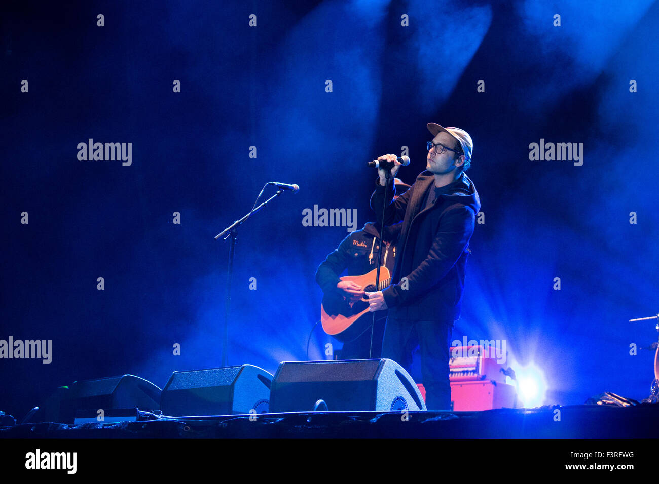 Munich, Germany. 11th Oct, 2015. Sportfreunde Stiller rock their gig on stage in Munich. The band is one of the organizers of the free concert for the refugees. Credit:  Michael Trammer/Pacific Press/Alamy Live News Stock Photo