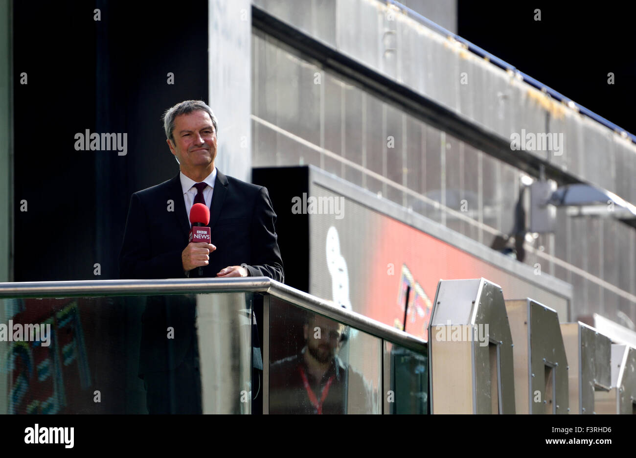 Gavin Esler, BBC TV reporter and journalist, reporting from the Odeon Cinema in Leicester Square, London Stock Photo
