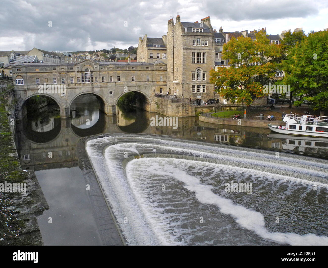 Georgian Pulteney Bridge beyond Pulteney Weir in Bath (which was constructed in 1971 to solve the chronic flooding by the River Avon). Stock Photo
