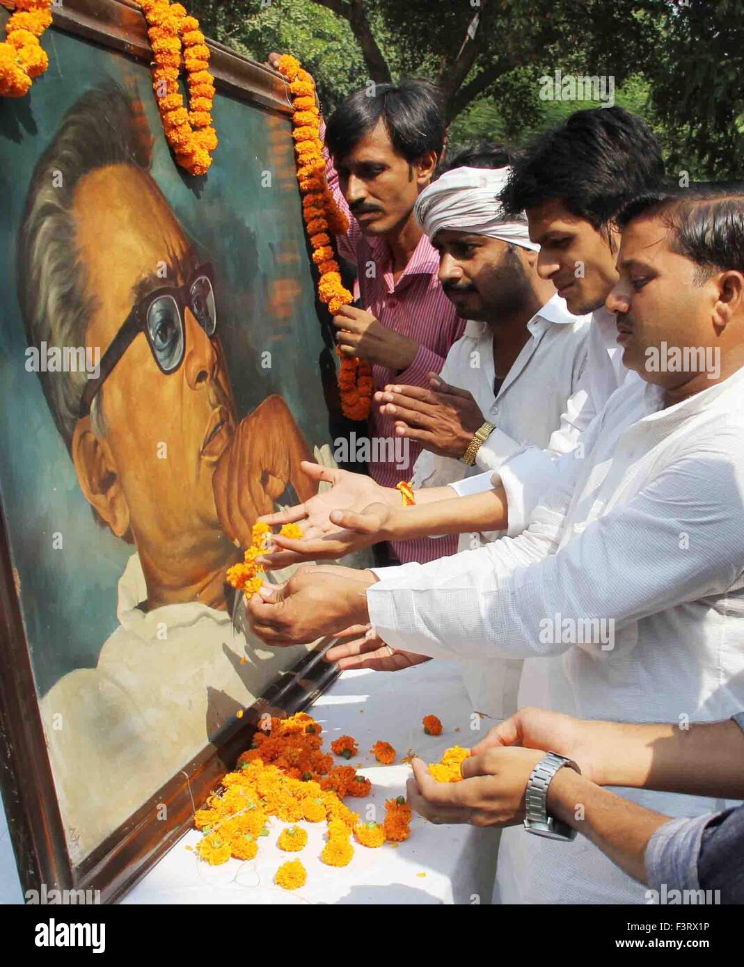 Uttar Pradesh, India. 12th Oct, 2015. Youth workers of Samajwadi Party pays floral tribute to Dr. Ram Manohar Lohia of his 105th birth anniversary at Allahabad University campus Allahabad. Credit:  Amar Deep/Pacific Press/Alamy Live News Stock Photo