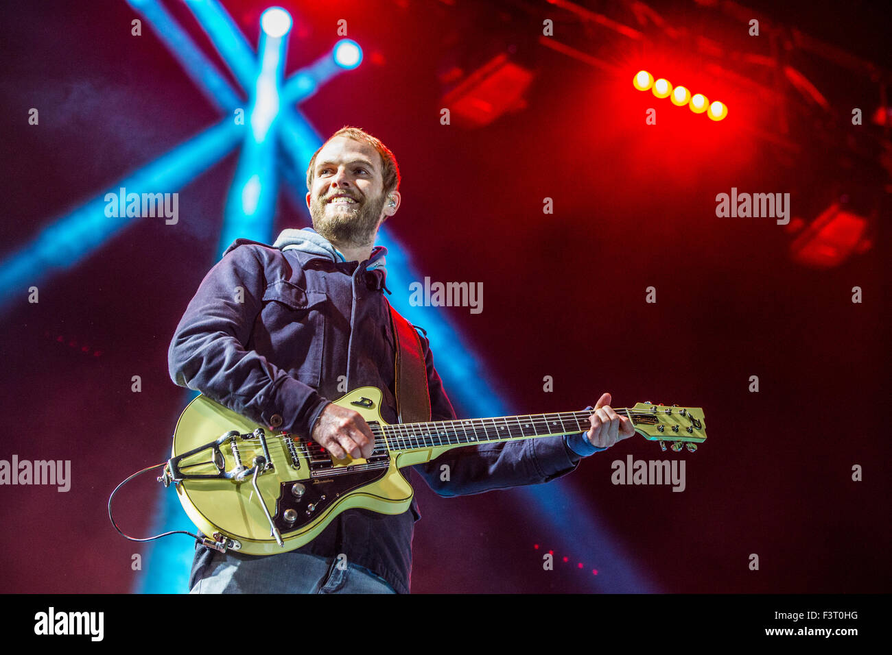 Munich, Germany. 11th Oct, 2015. Peter Brugger, singer of the band 'Sportfreunde Stiller' performs during the free 'Thank You' concert for volunteers who lend their support in the on-going refugee situation in Munich, Germany, 11 October 2015. Photo: Marc Mueller/dpa/Alamy Live News Stock Photo