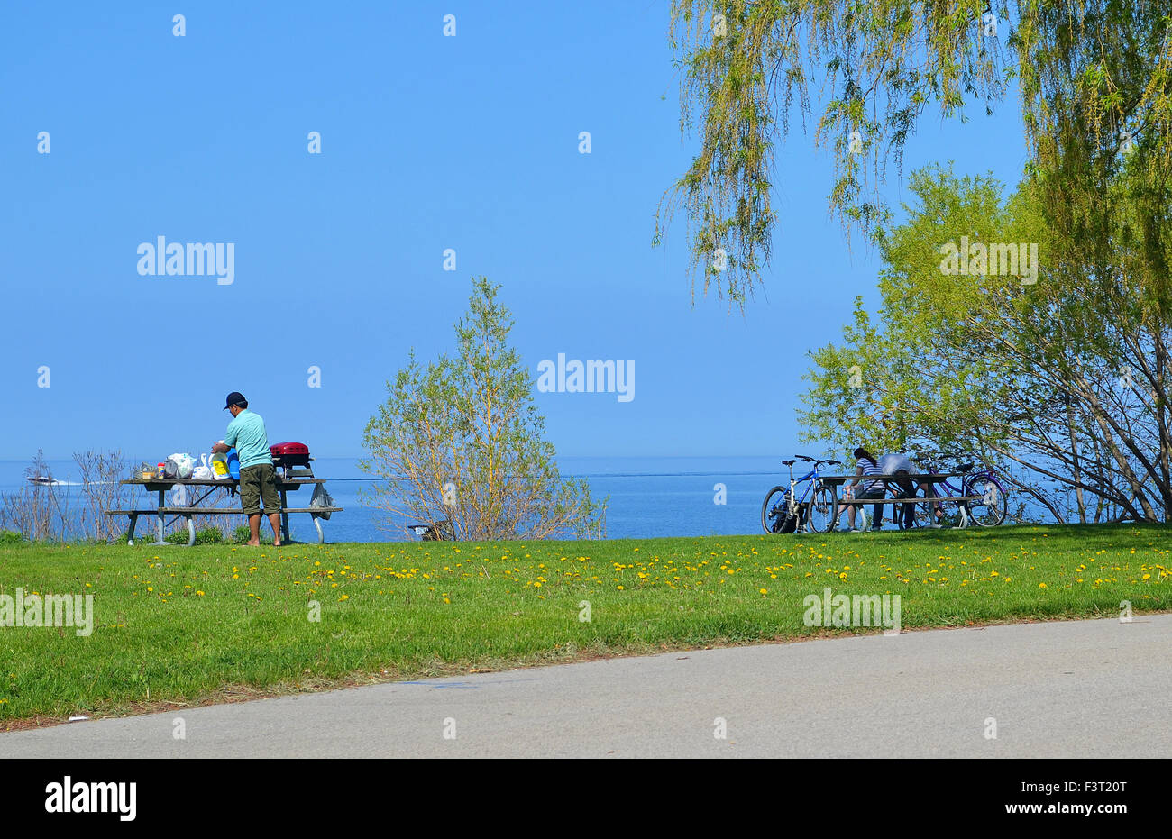 Lunchtime picnic in park hi-res stock photography and images - Alamy