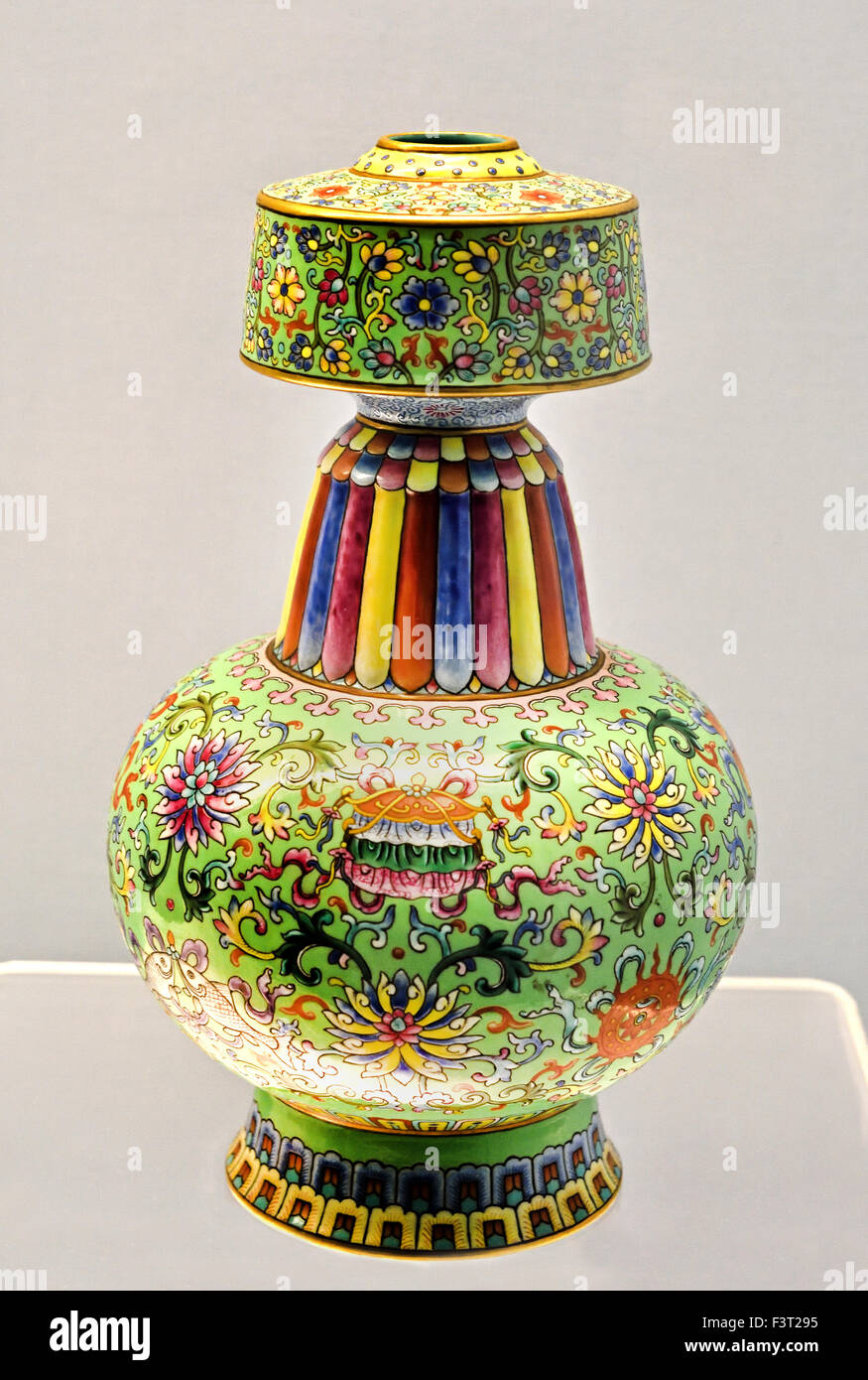 Tibetan Vase with ( fencai Design of eight Alispicious Simbols on green ground Jingdezhen Ware 1736  - 1795 AD  Qianlong Reign ( Qing Dynasty ) Shanghai Museum of ancient Chinese art China Stock Photo
