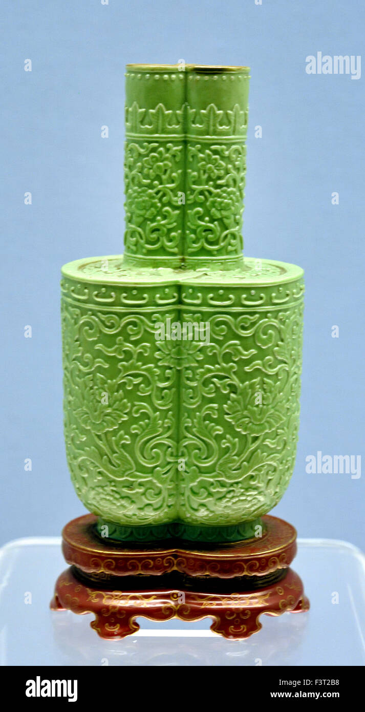 Green Glazed twin bodied vase with modeled Jingdezhen Ware 1736  - 1795 AD   Qianlong Reign ( Qing Dynasty )  Shanghai Museum of ancient Chinese art China Stock Photo