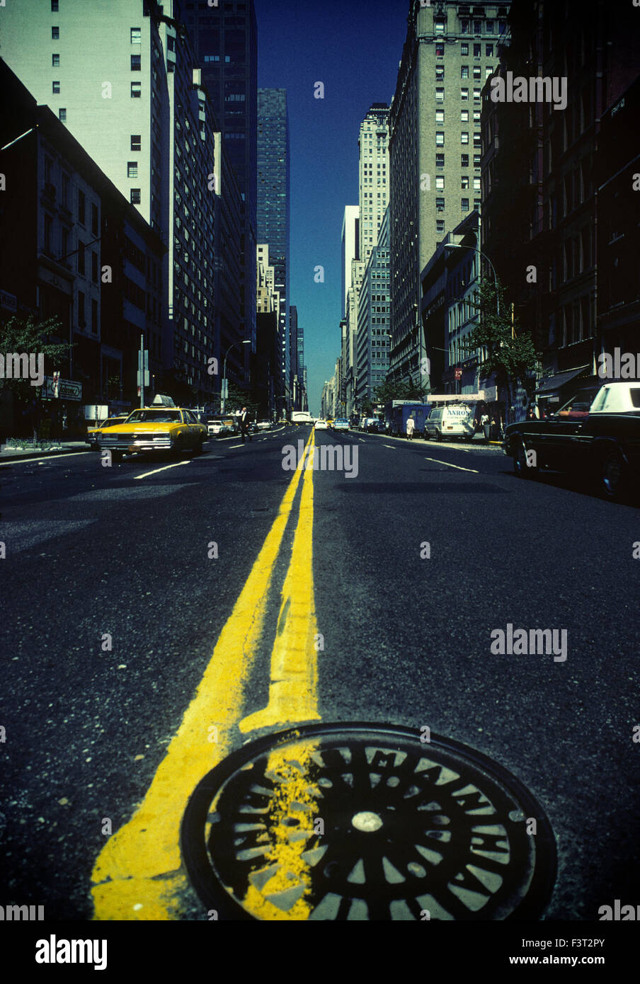 Double yellow line, Manhattan, New York, 1981 Stock Photo Alamy