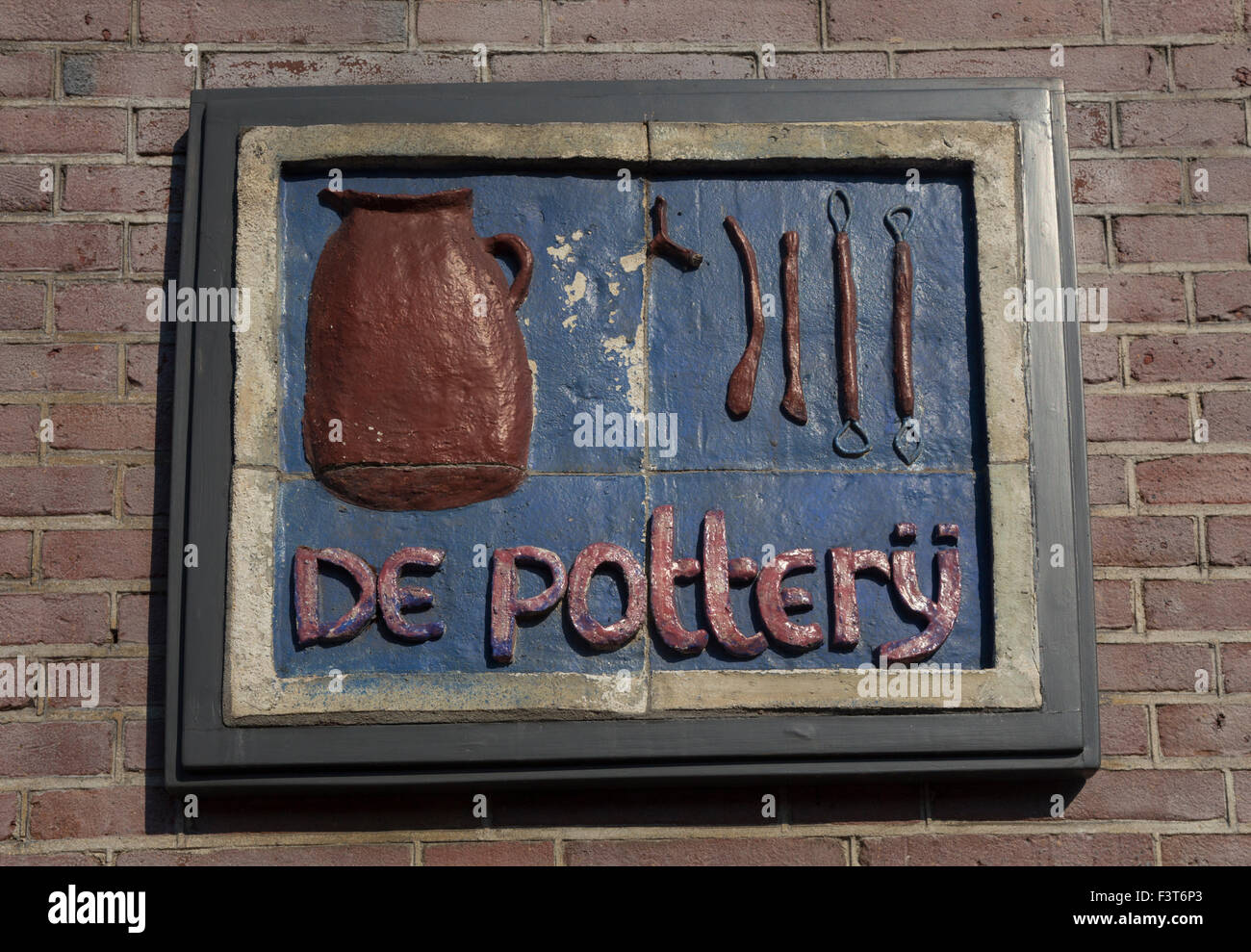 De Pottery plaque on the front wall of 136 Prinsengracht, Amsterdam, The Netherlands Stock Photo