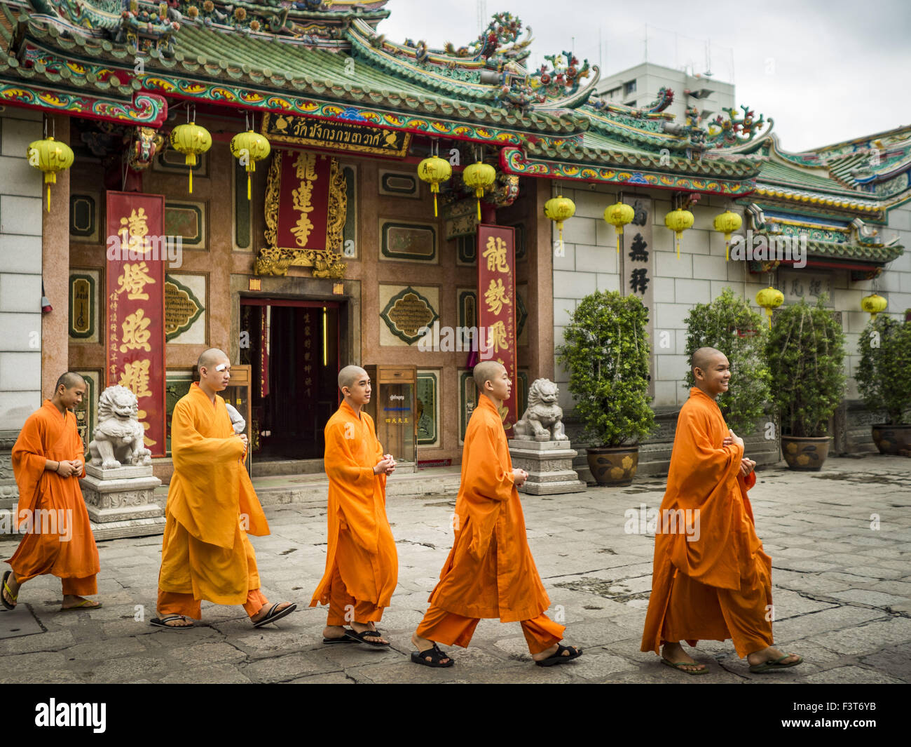 Bangkok, Thailand. 12th Oct, 2015. Mahayana Buddhist monks walk across